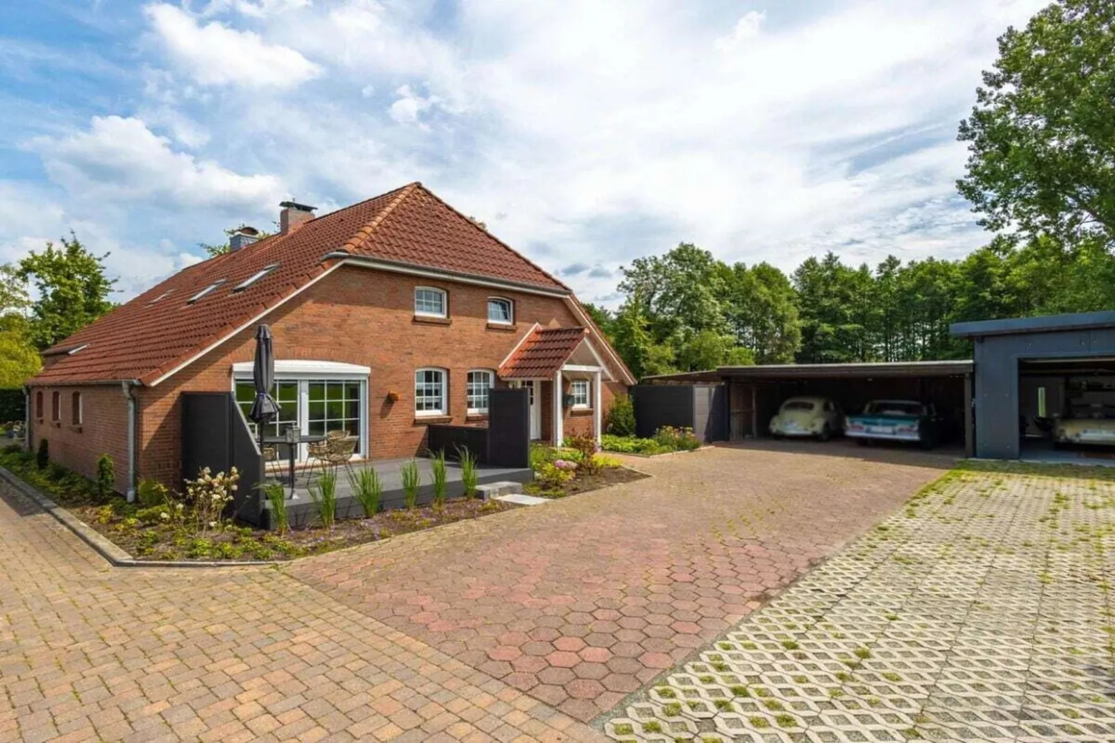 522409-Exterior in summer