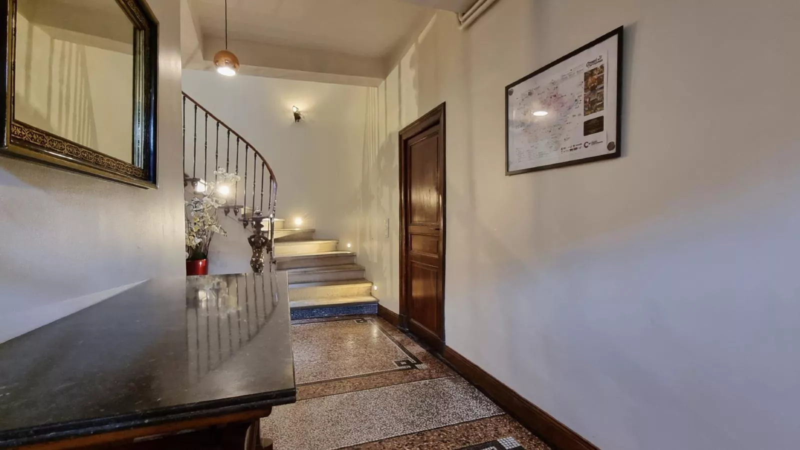 La maison des Vendangeurs 6-Flur