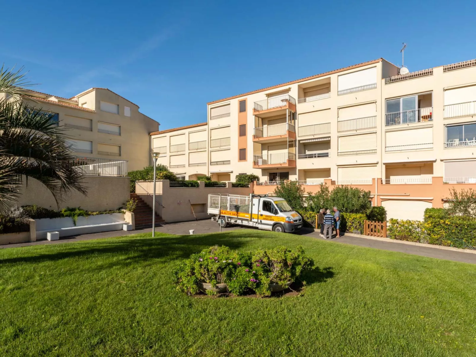 Les Indes Galantes-Outside