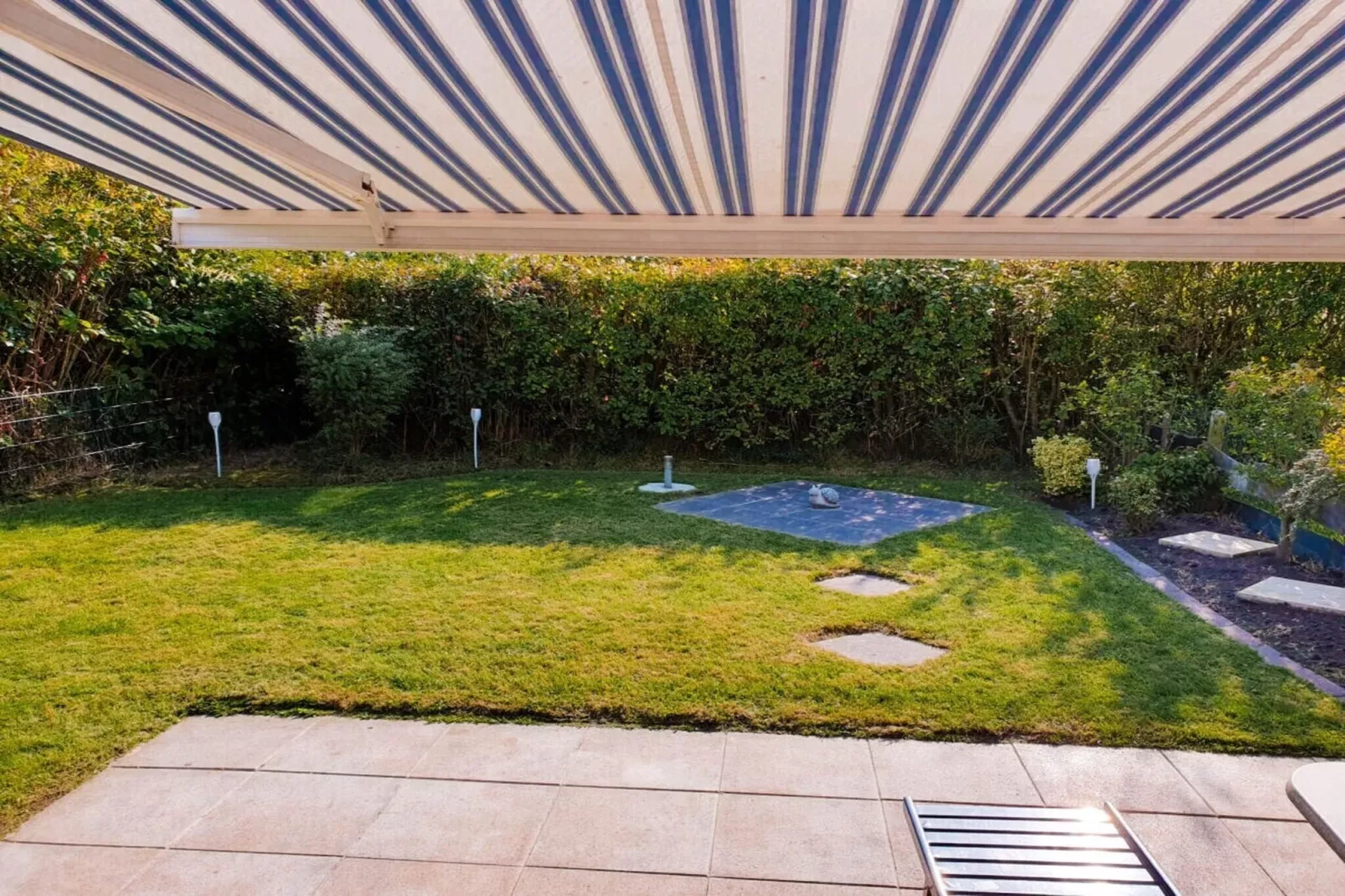 600581 - Gardens in summer