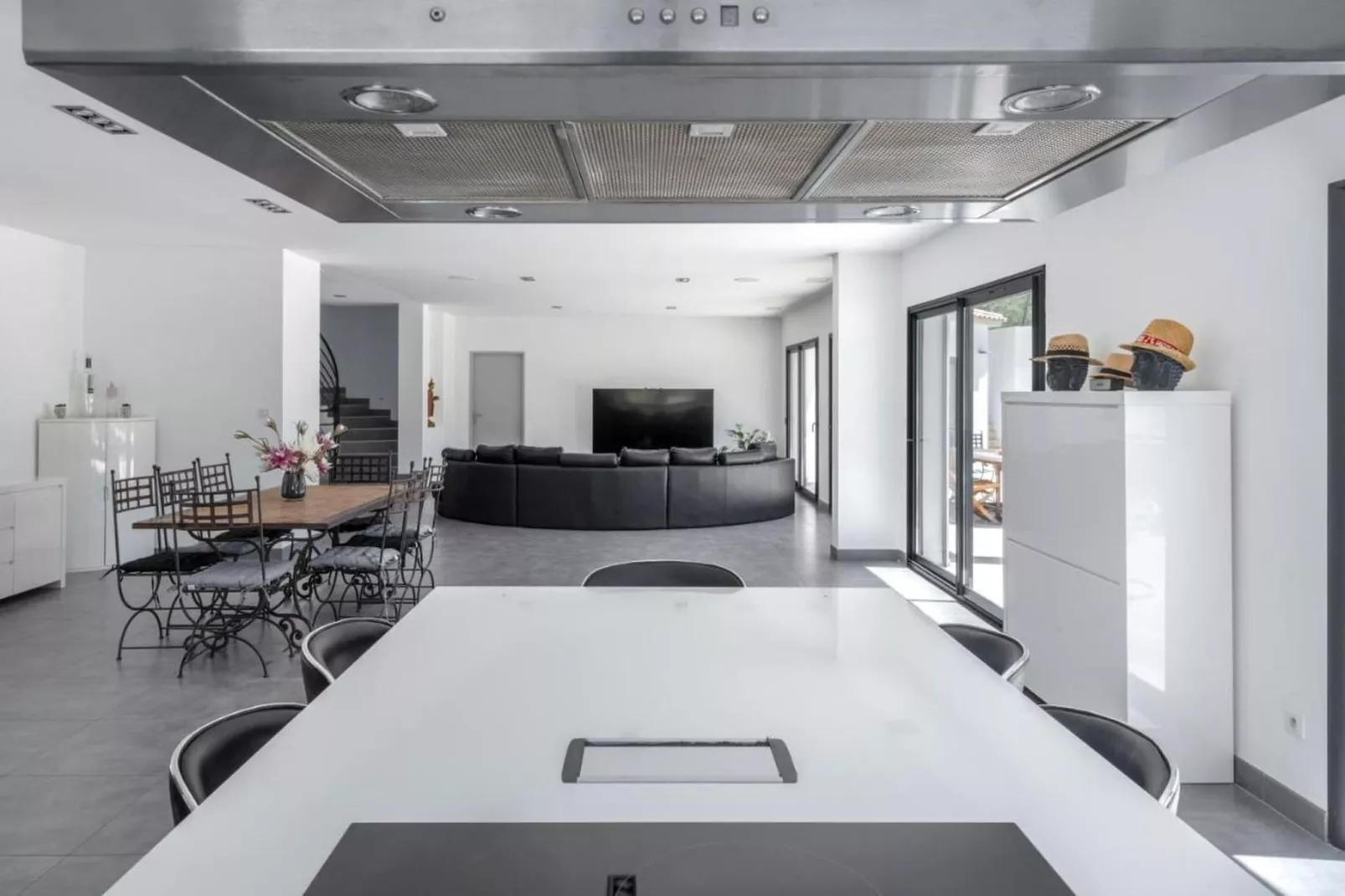 Villa avec piscine chauffée spa salle sport et cinéma-Salle à manger