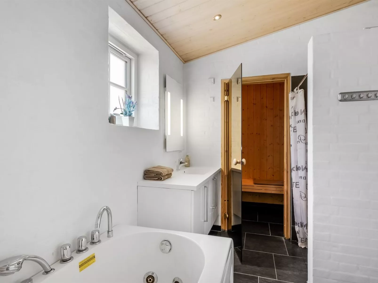 "Merit" - 3.2km from the sea-Drinnen