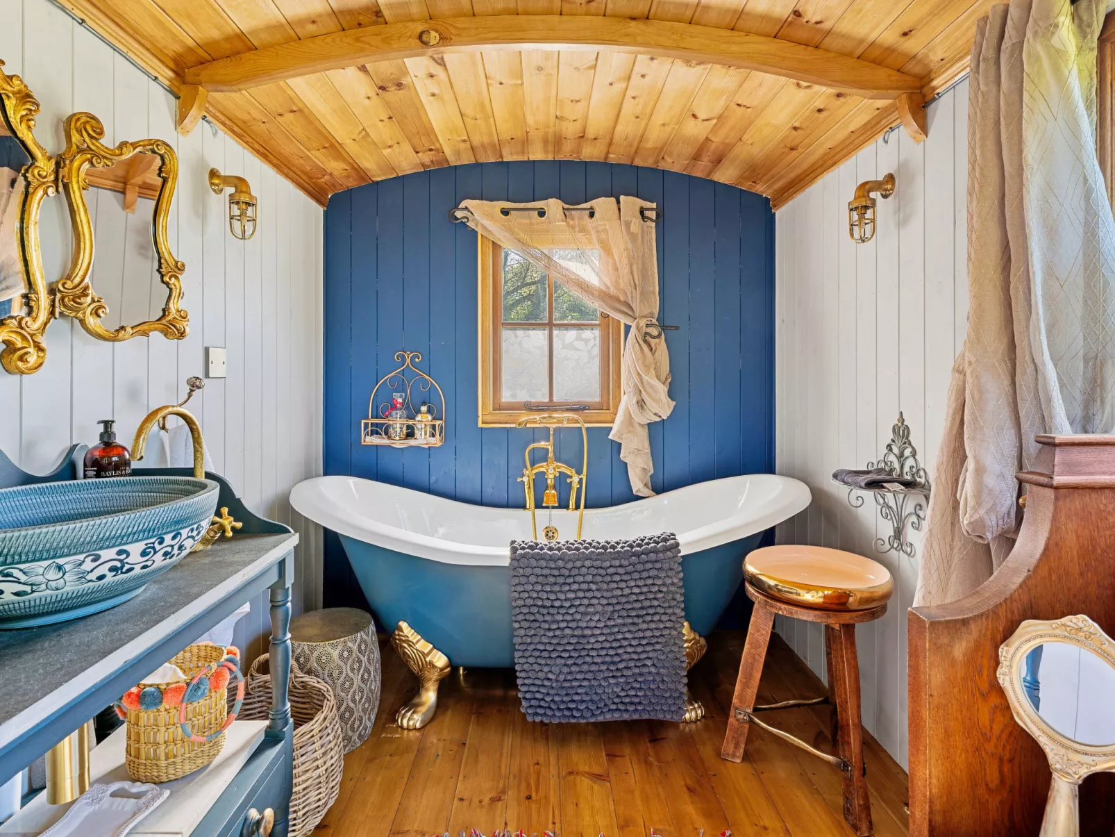 Shepherd's Hut at Hilltop Farm - Inside