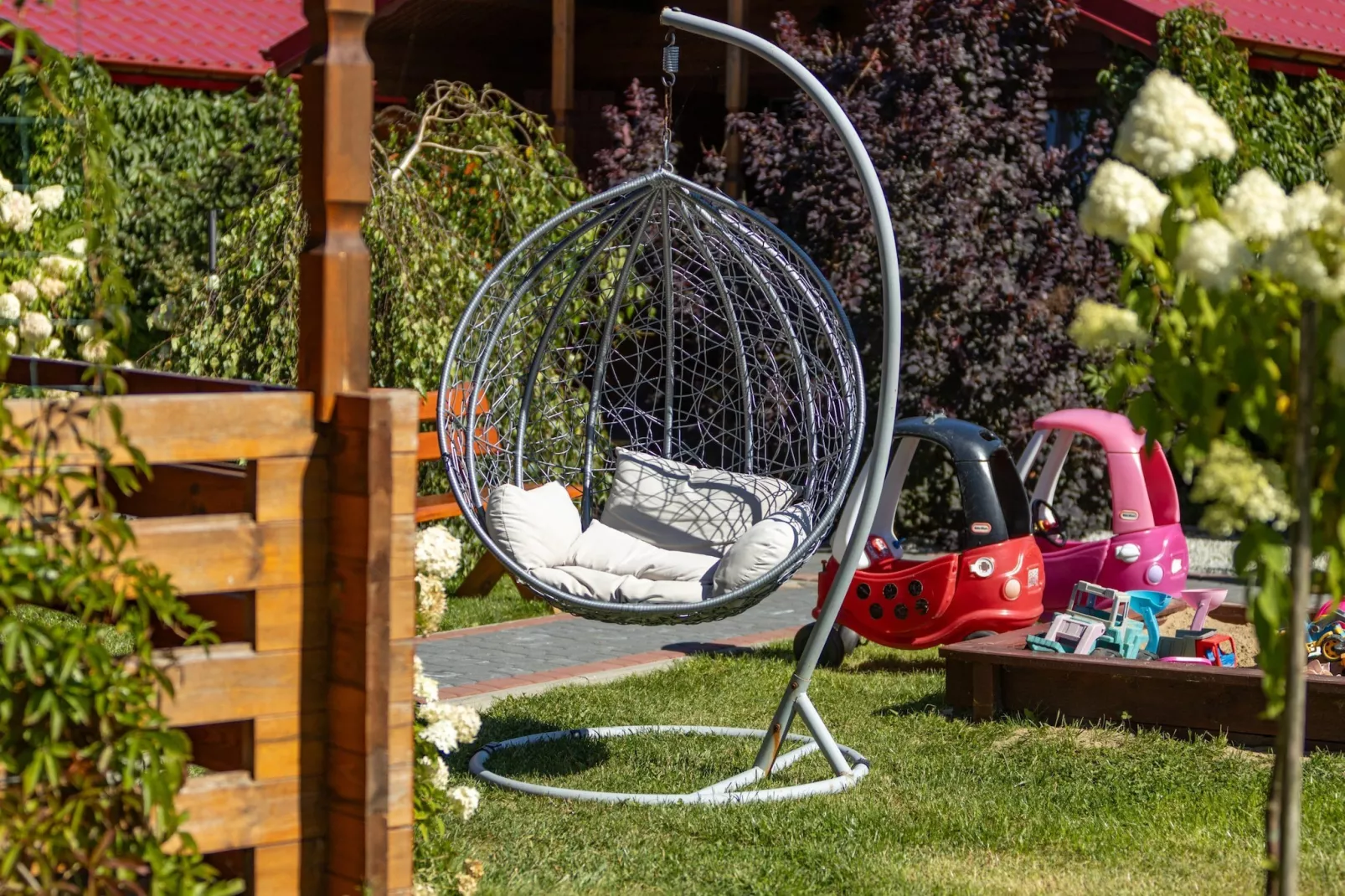 Parterowe domki wakacyjne dla 5 osób w Gąskach SPA w cenie pobytu - Gardens in summer