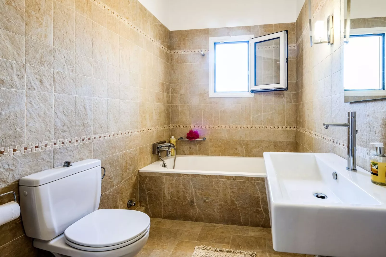 Casa Bianca-Bathroom