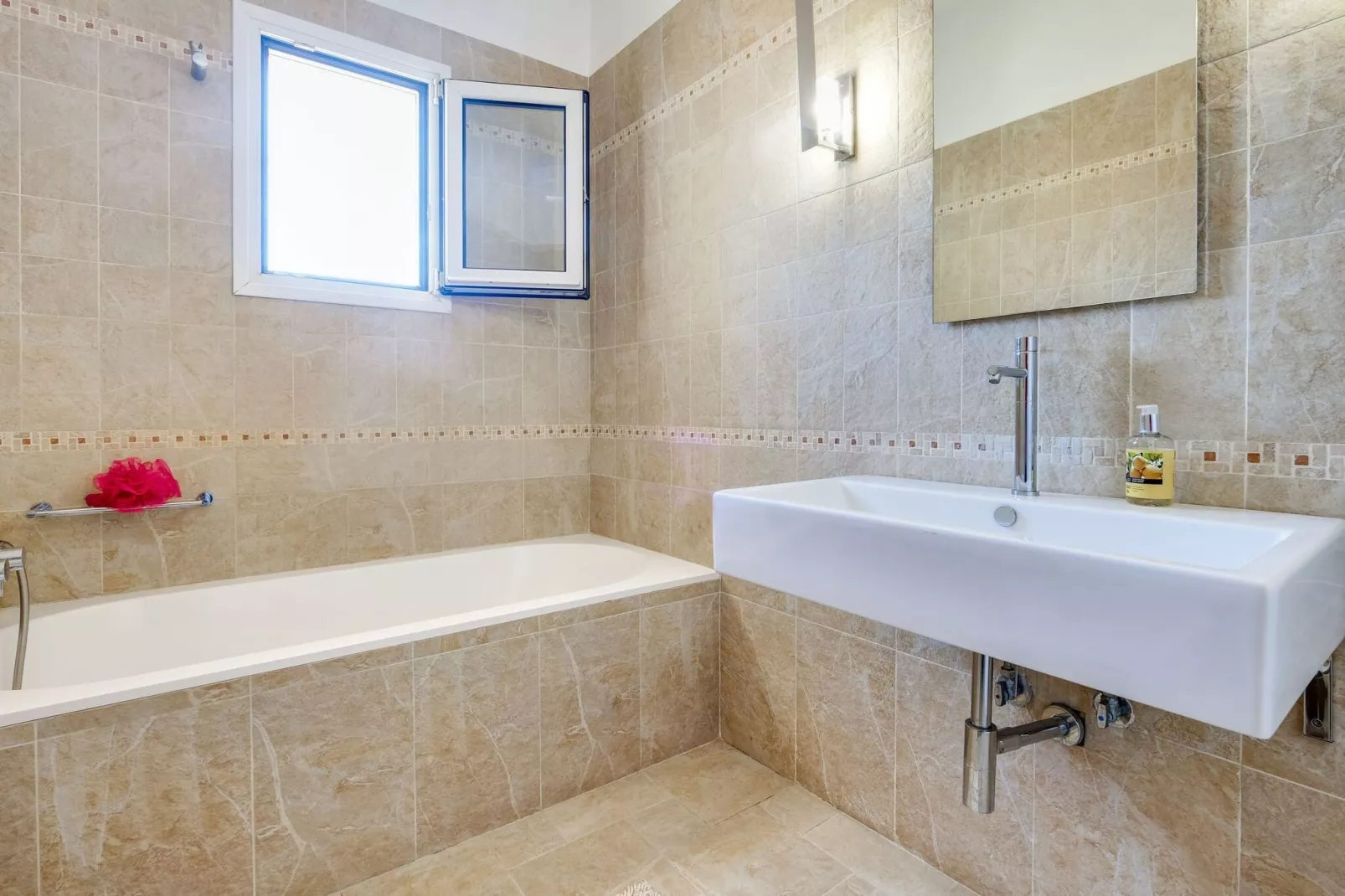 Casa Bianca-Bathroom