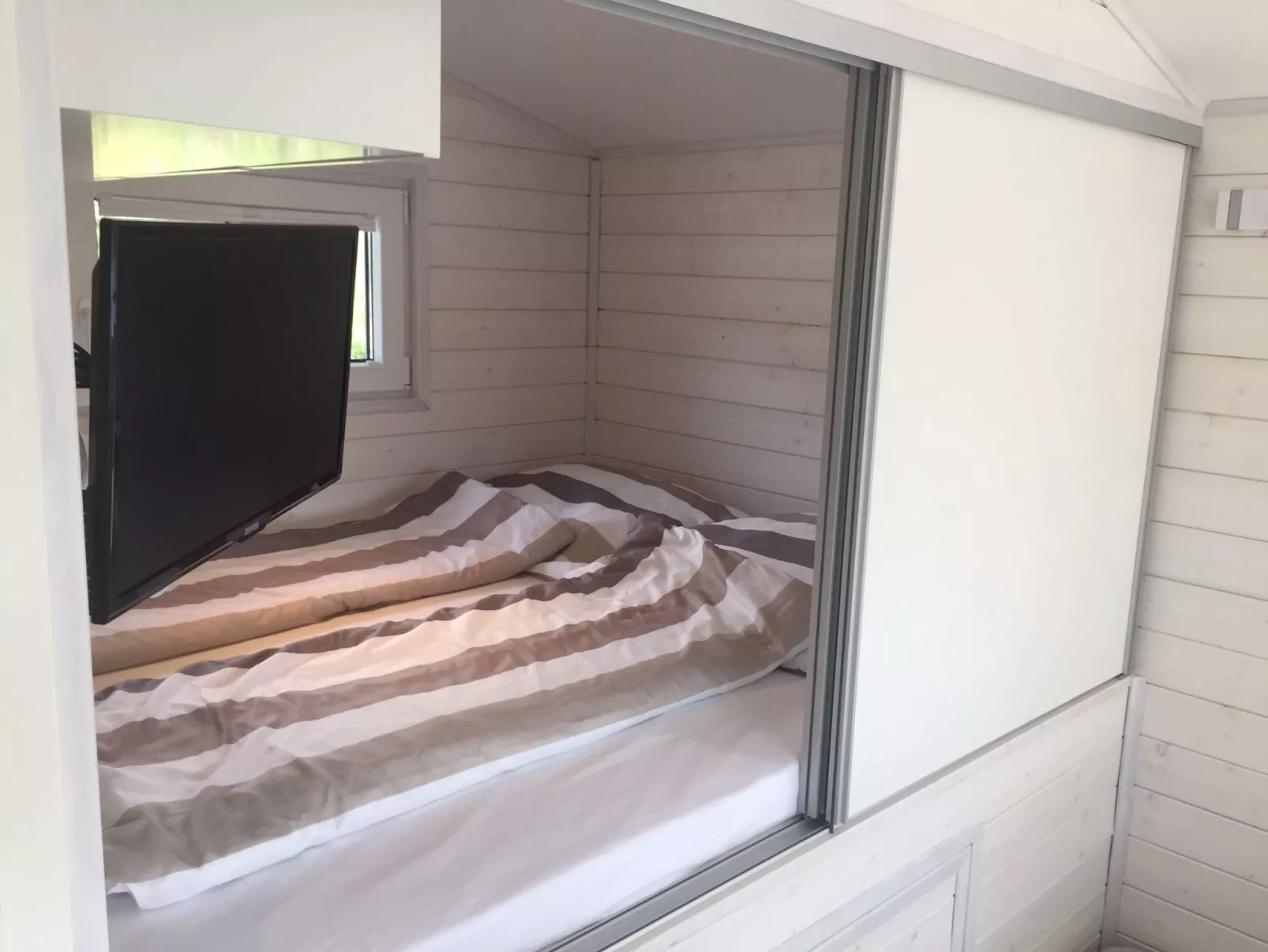 Hausboot KHT 2 Lacet mit Elektrokamin im Salon, 1 Schlafraum, Küche, Duschbad m - Image-tags.info