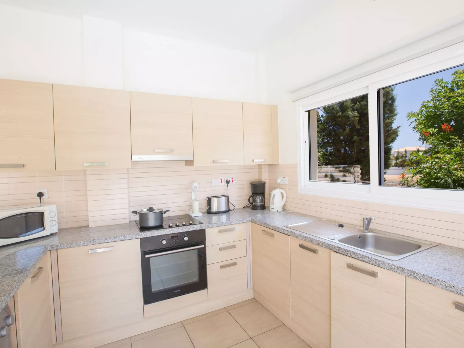 Helle Ferienvilla mit Pool - Image-tags.info