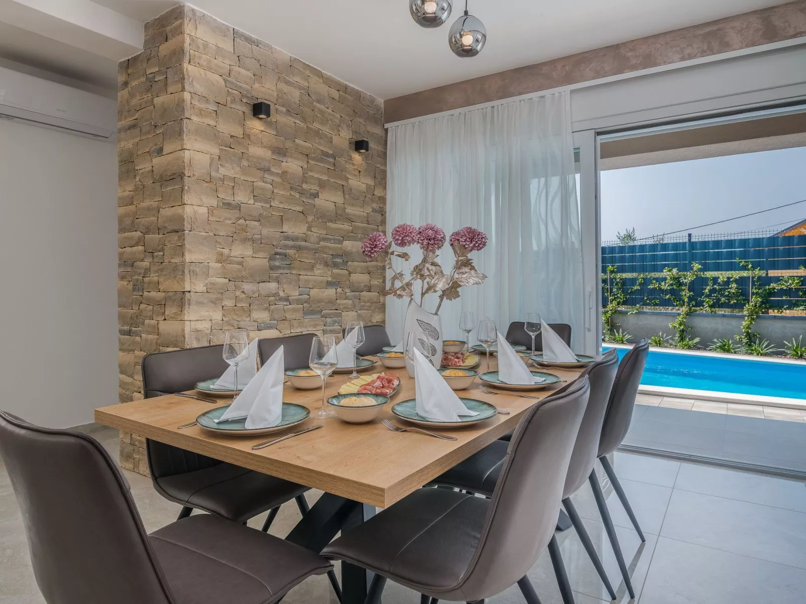 Luxuriöse Villa mit Salzwasserpool in einer ruhigen Gegend - Image-tags.info