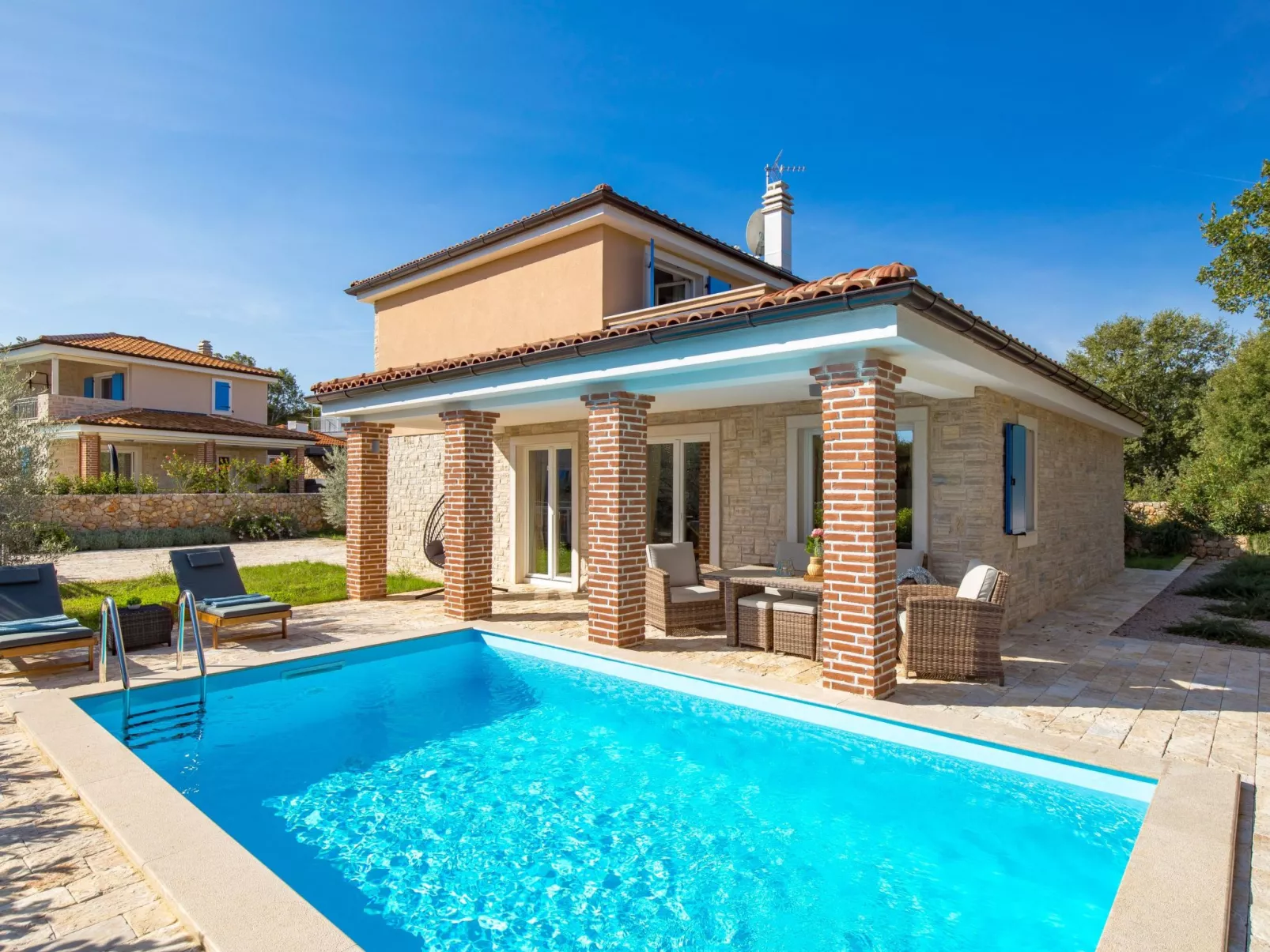 Romantische Villa mit Pool, umgeben von Natur - Image-tags.info