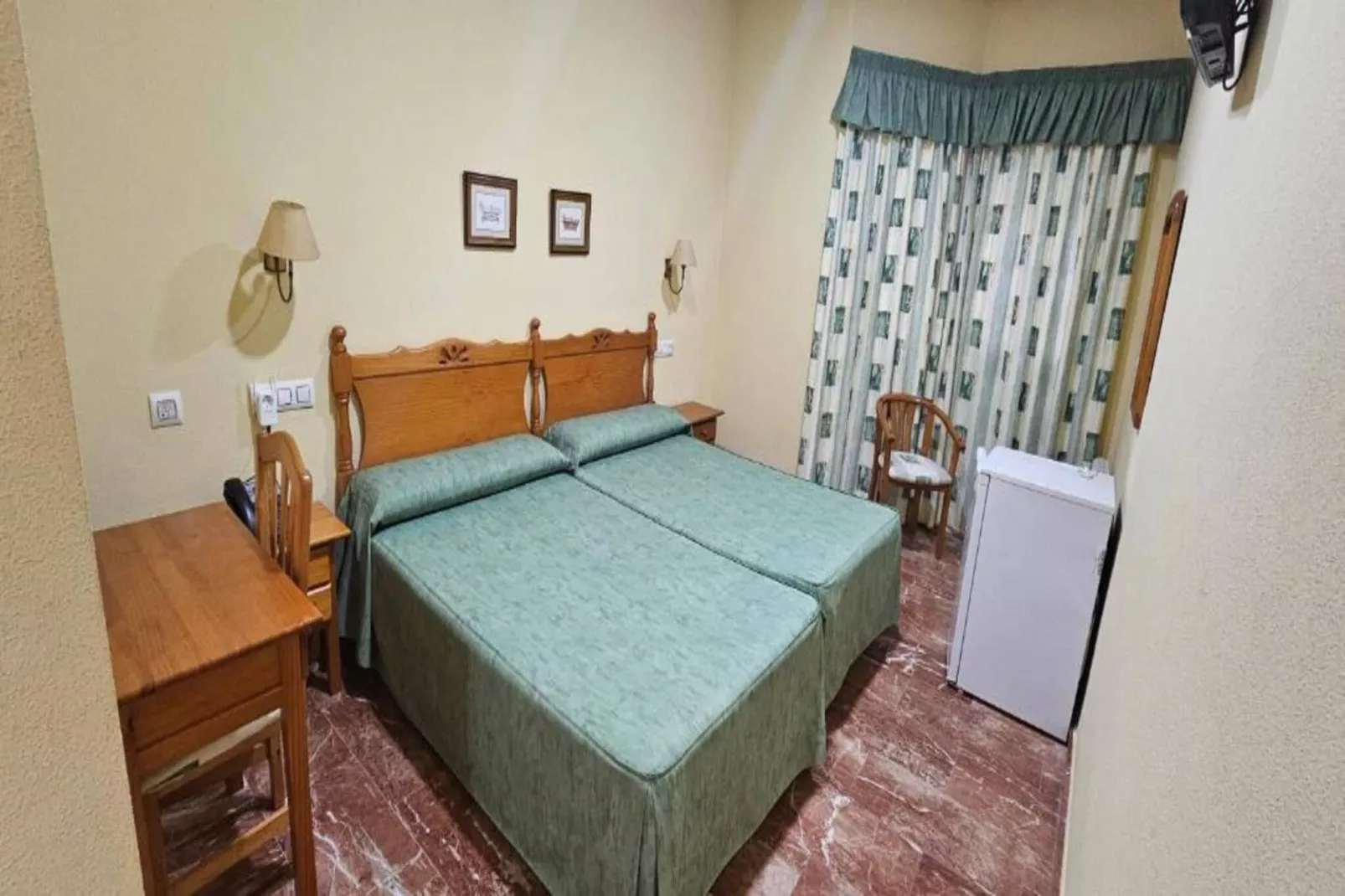 Double Room - Schlafzimmer