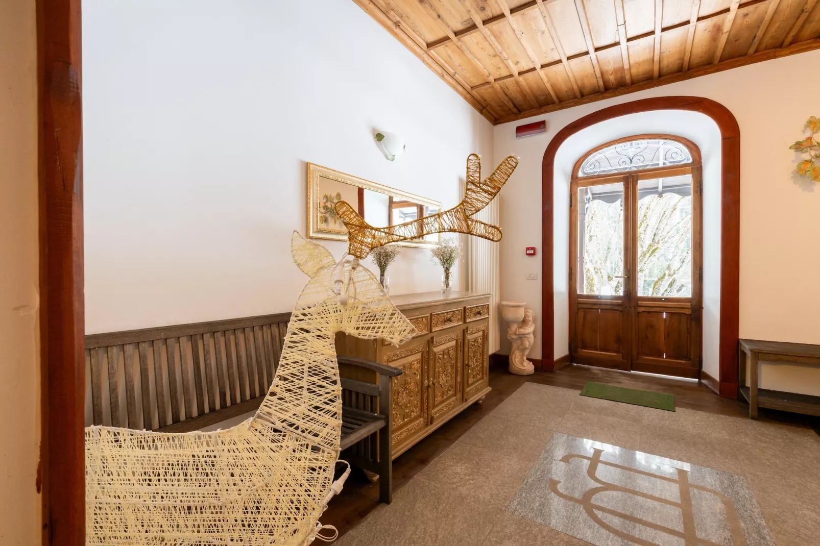 TRILO 2 CERESOLE-Empfangshalle