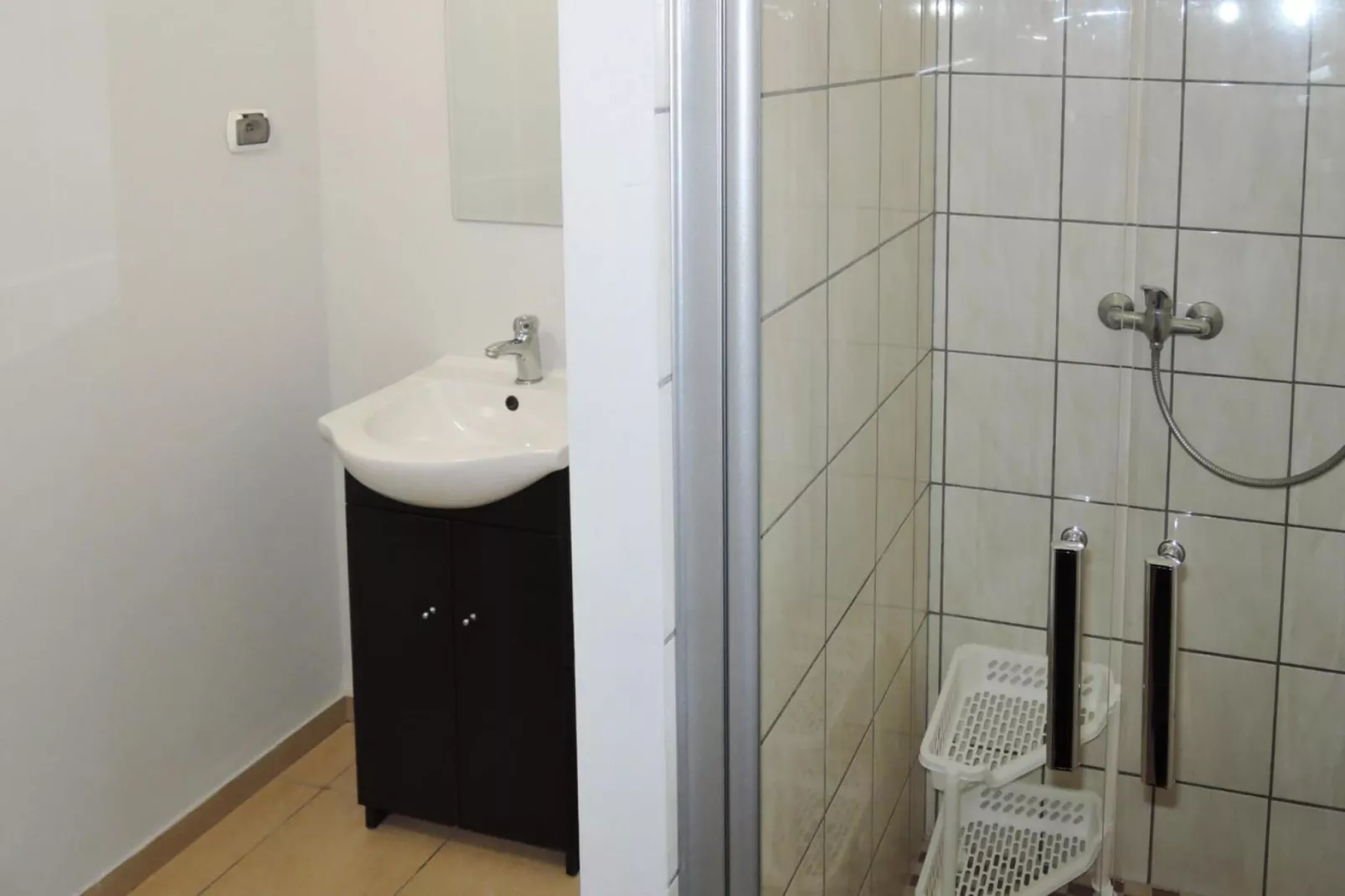 HolidayHouse with the big tarasse&garden in Kolczewo LIT-Bathroom