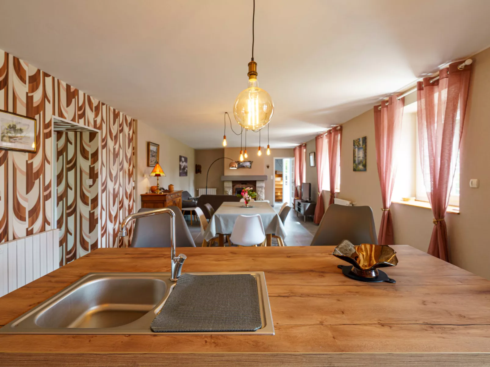 Les Volets Rouges - Drinnen