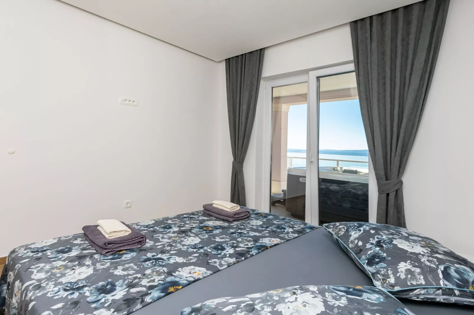 Apartments Hope (Dugi Rat) - Three-Bedroom Apartment with Jacuzzi  (Stanko) - Bedroom