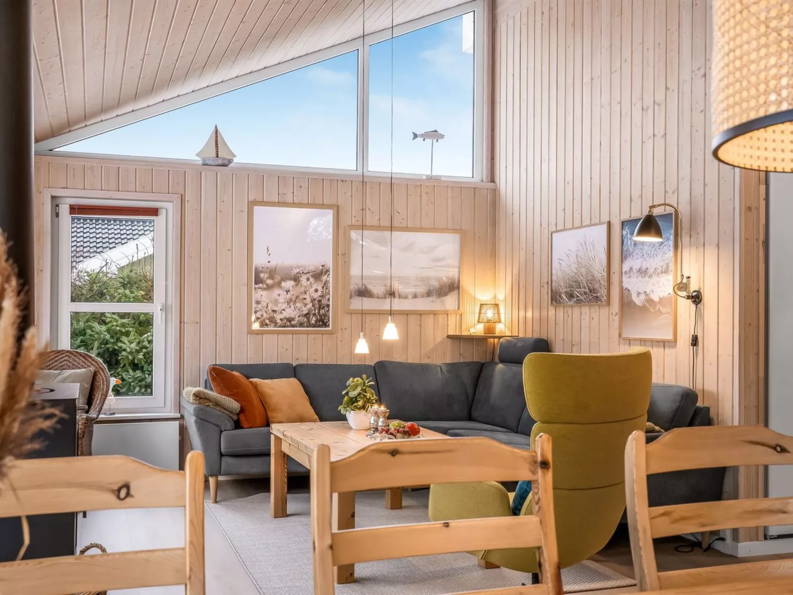 "Henne" -  from the sea-Drinnen