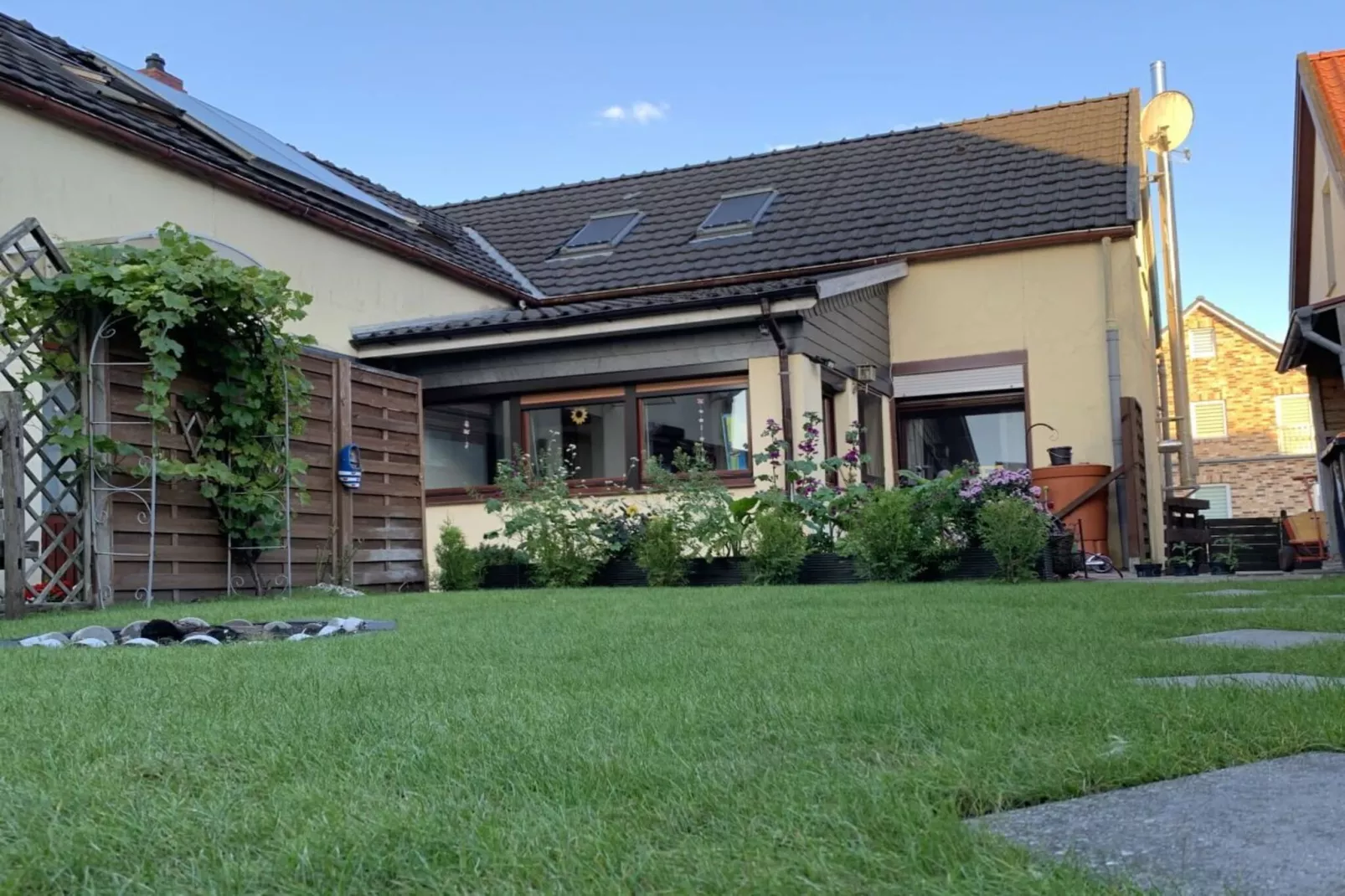 411188 - Exterior in summer