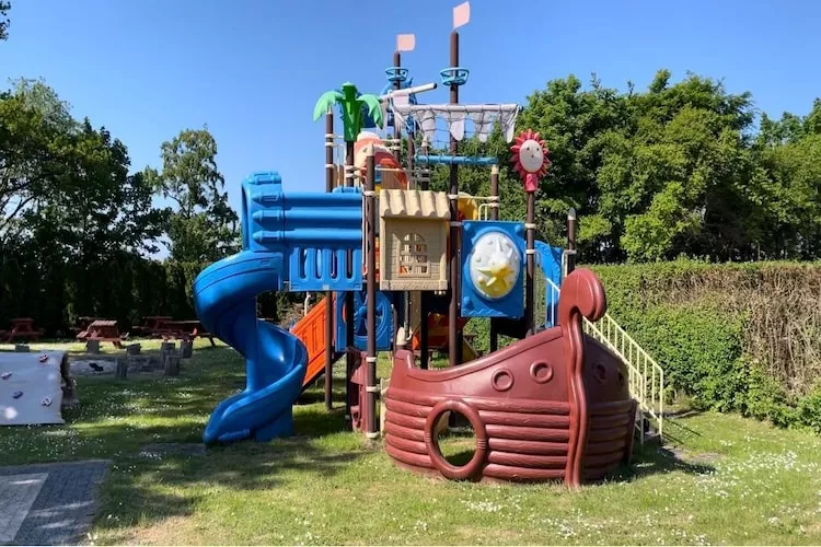 Domki 4-osobowe dla 3 osób-Gardens in summer