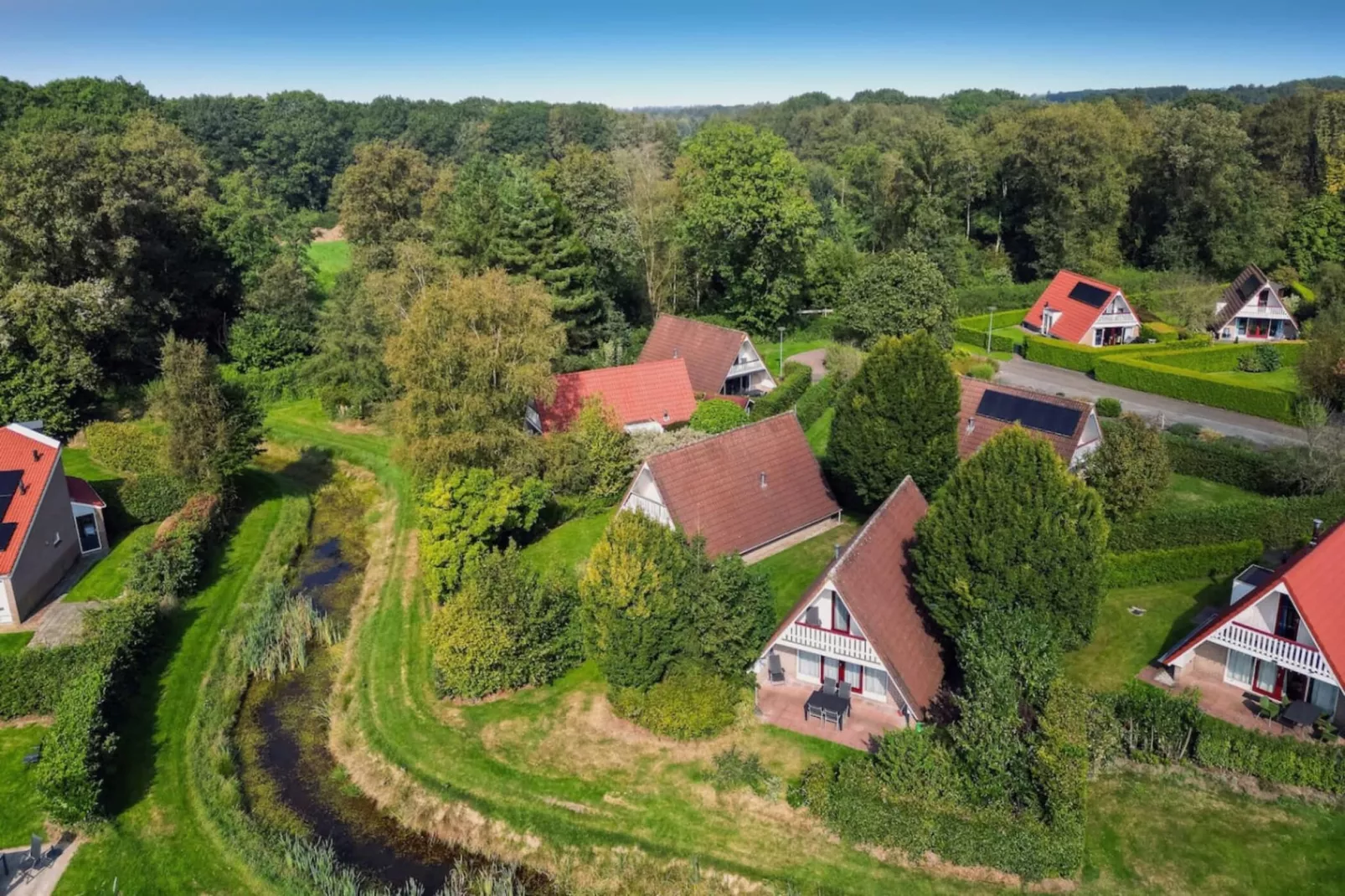 107 | Buizerd | Fijne bungalow met ruime tuin-Exterior in summer