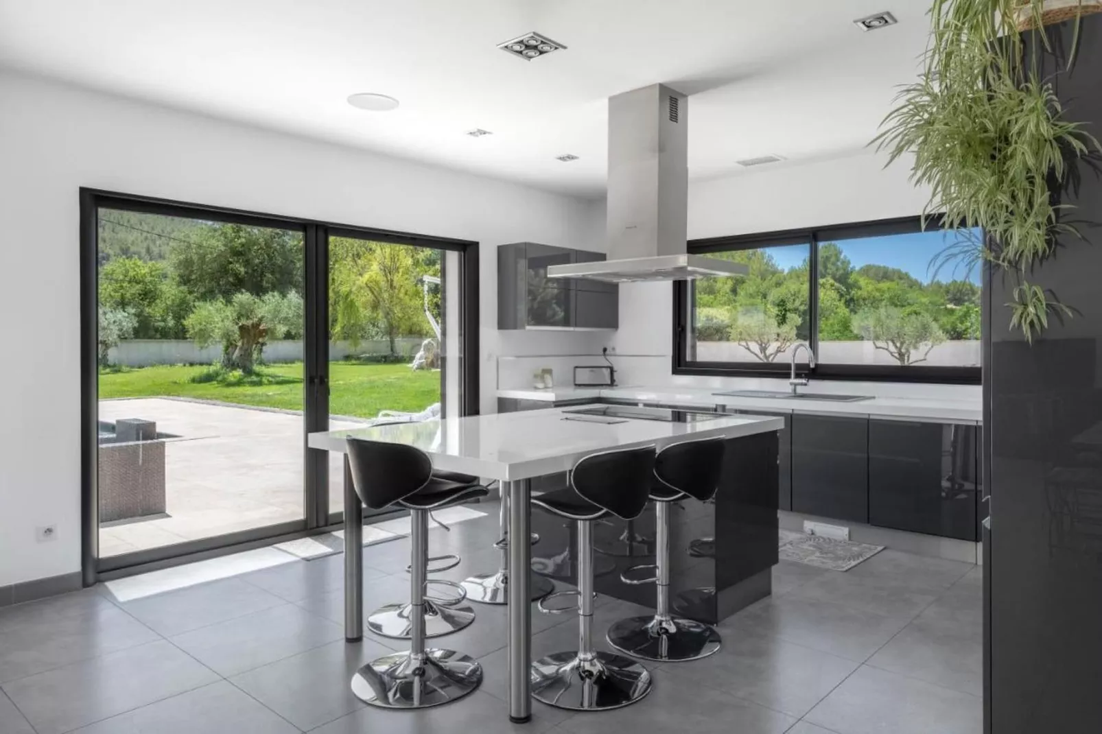 Villa avec piscine chauffée spa salle sport et cinéma-Cuisine