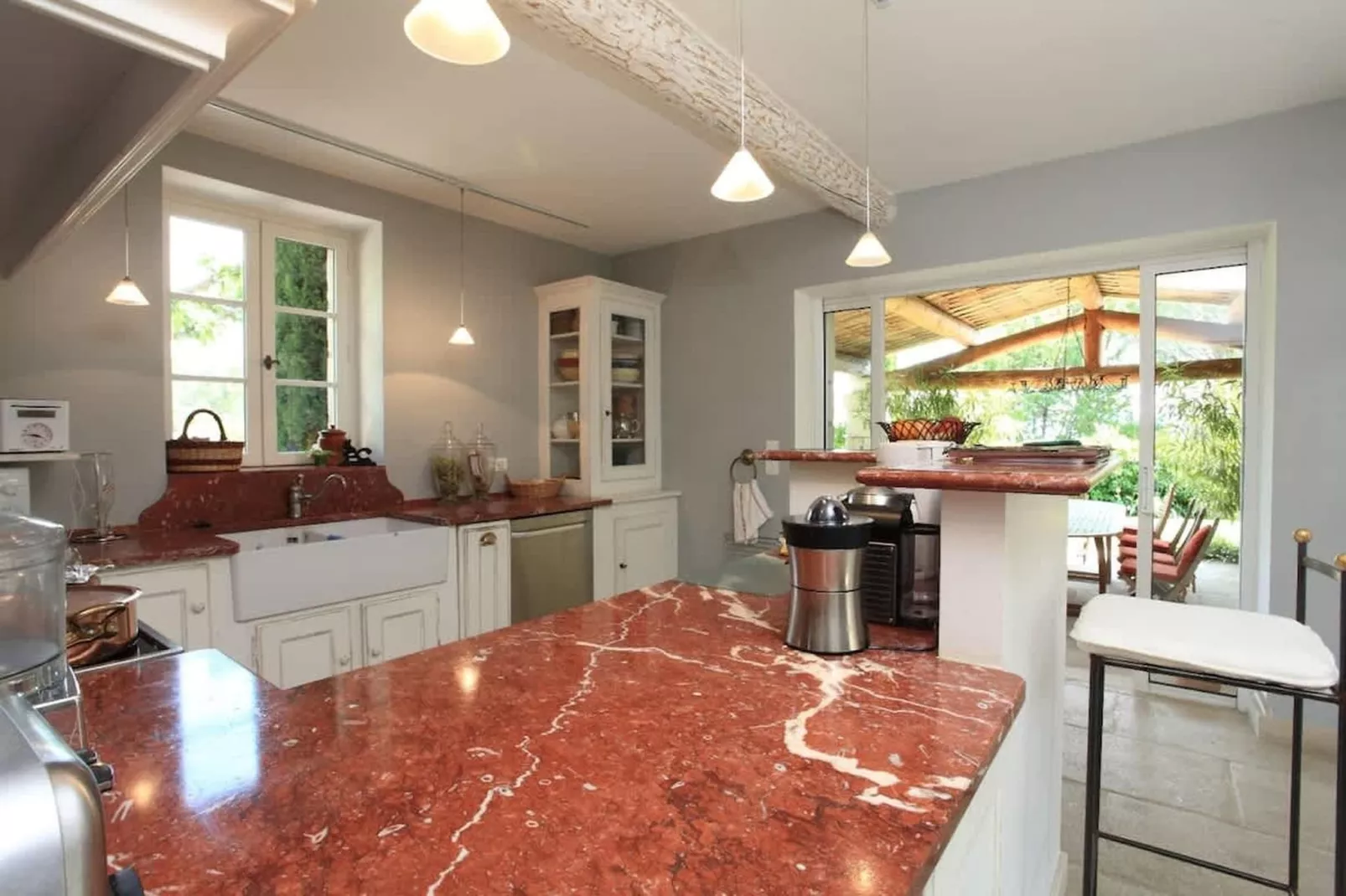 Bastide avec piscine 3 terrasses dans un écrin de verdure-Salle à manger