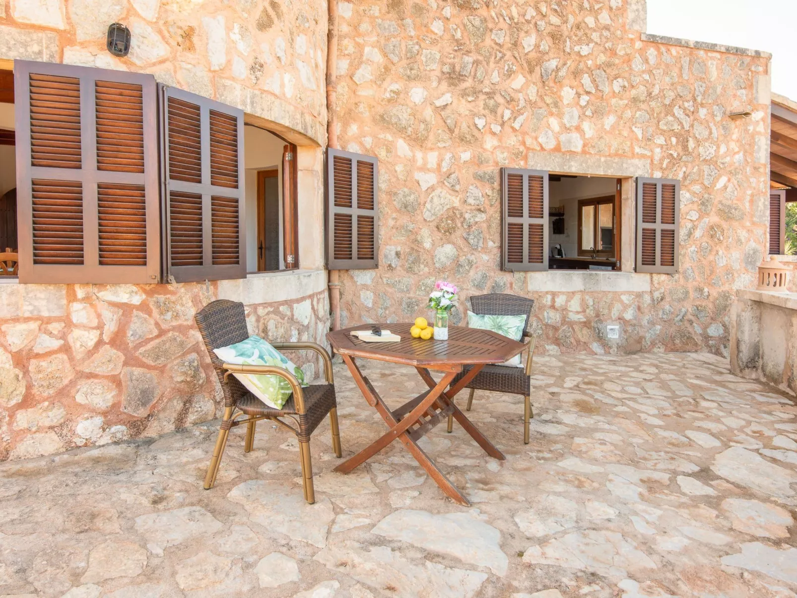 Roca - Outside