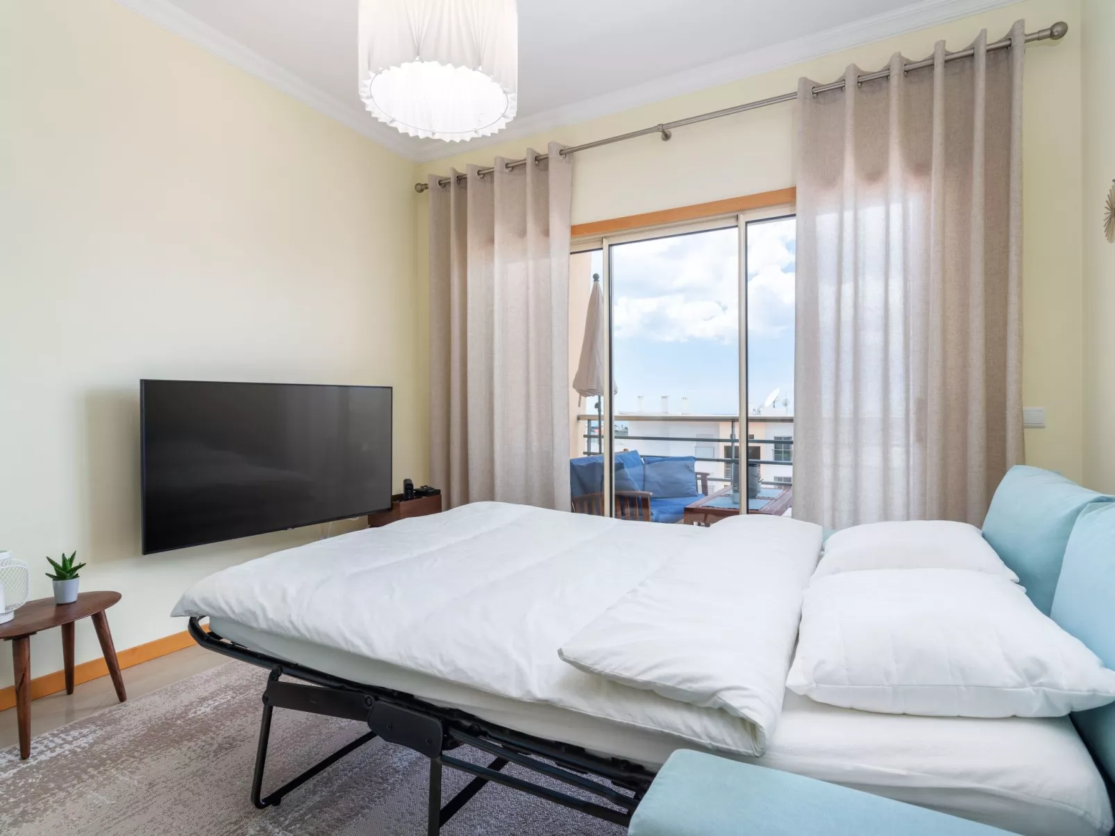 "Elena 1" mit Blick auf das Wasser - Image-tags.info