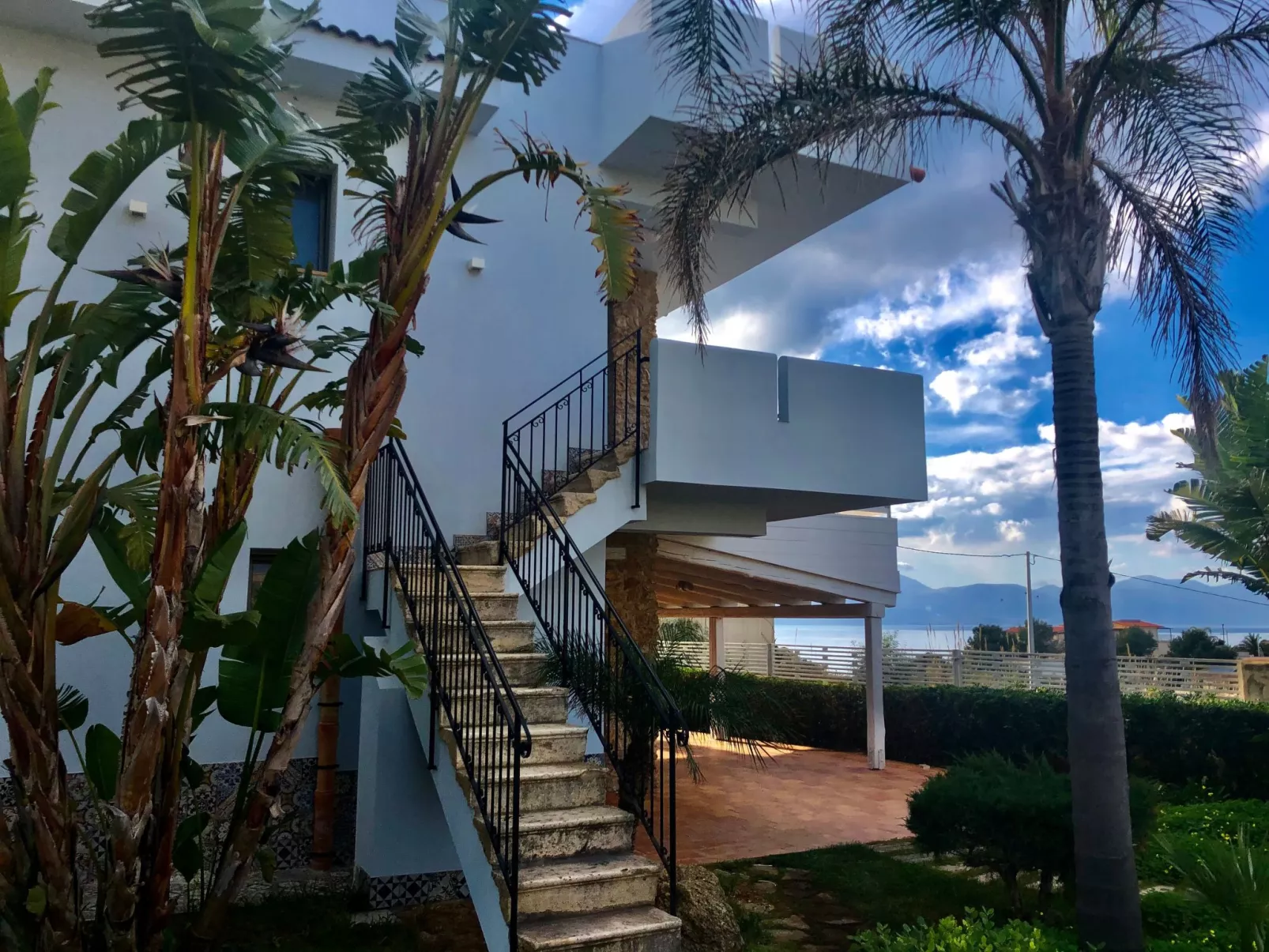 Lila Wohnung mit Schwimmbad und Meerblick - Image-tags.info