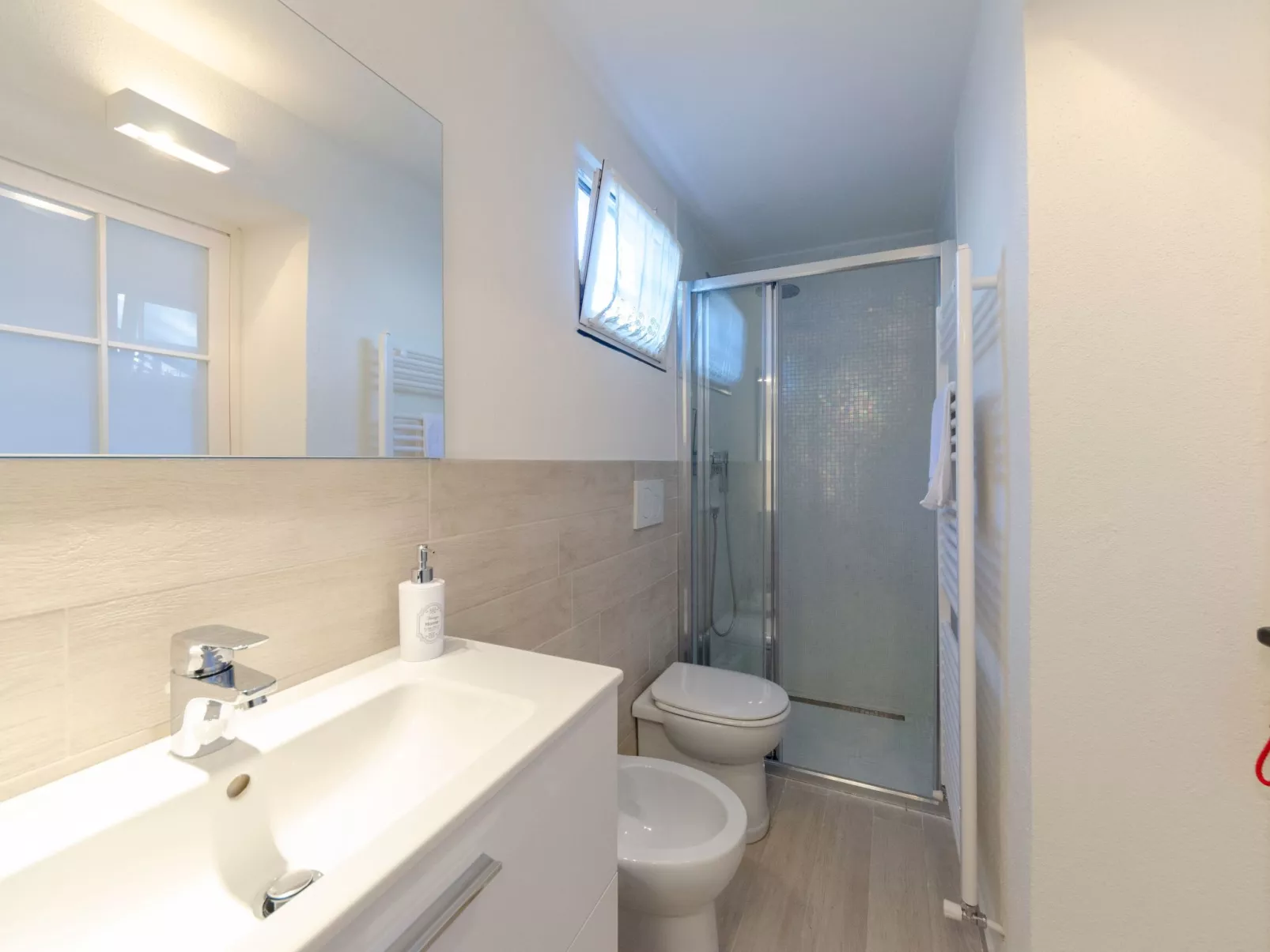 Einzimmerwohnung mit Terrasse und Blick auf den Berg - Image-tags.info