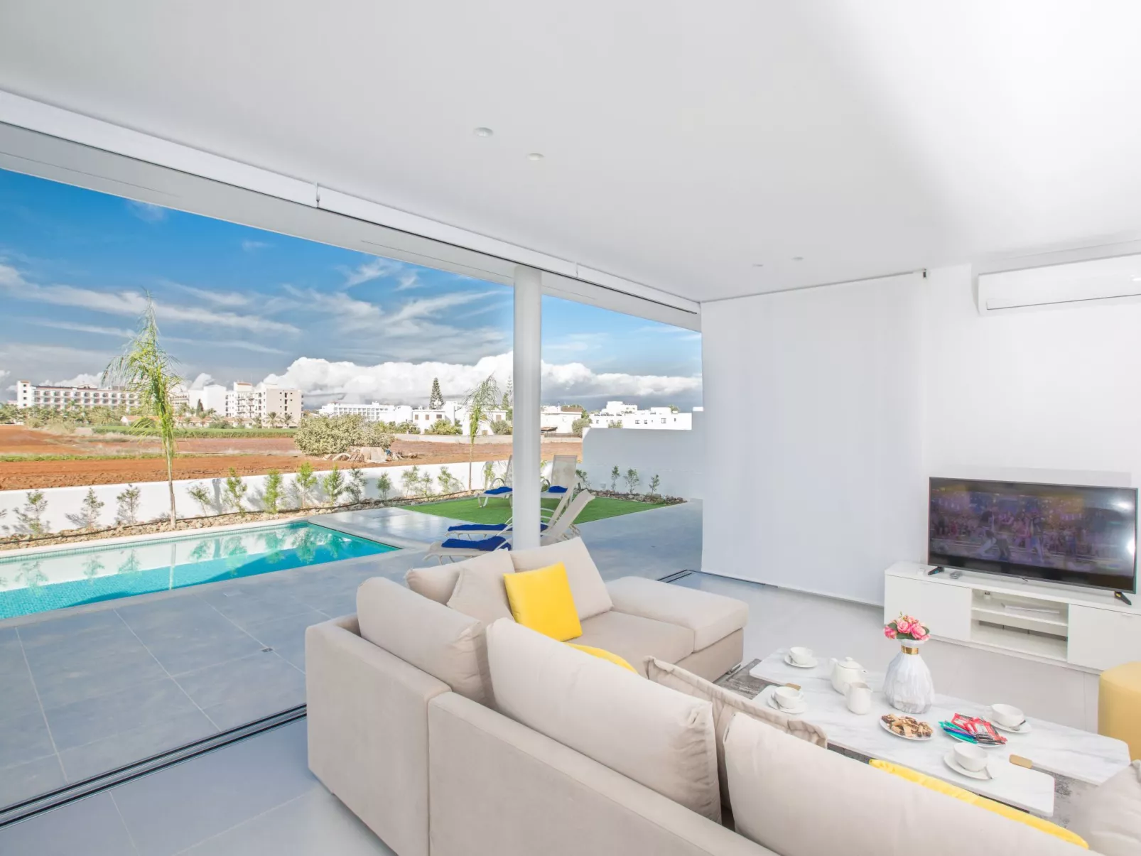 3-Schlafzimmer-Villa mit Pool, Dachgarten, Meerblick - Image-tags.info