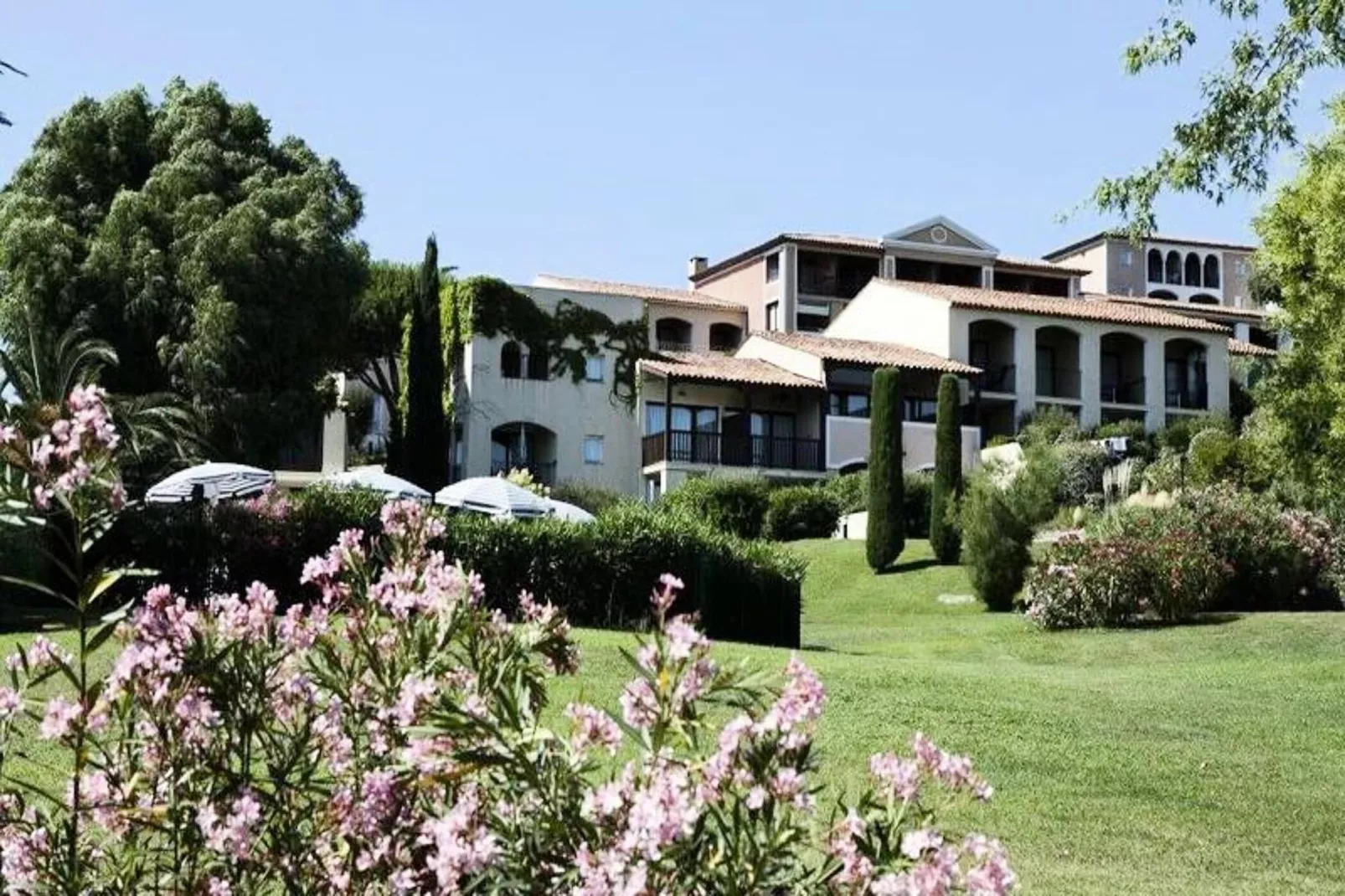 Résidence Les Parcs de Grimaud - maeva Home-Exterior in summer