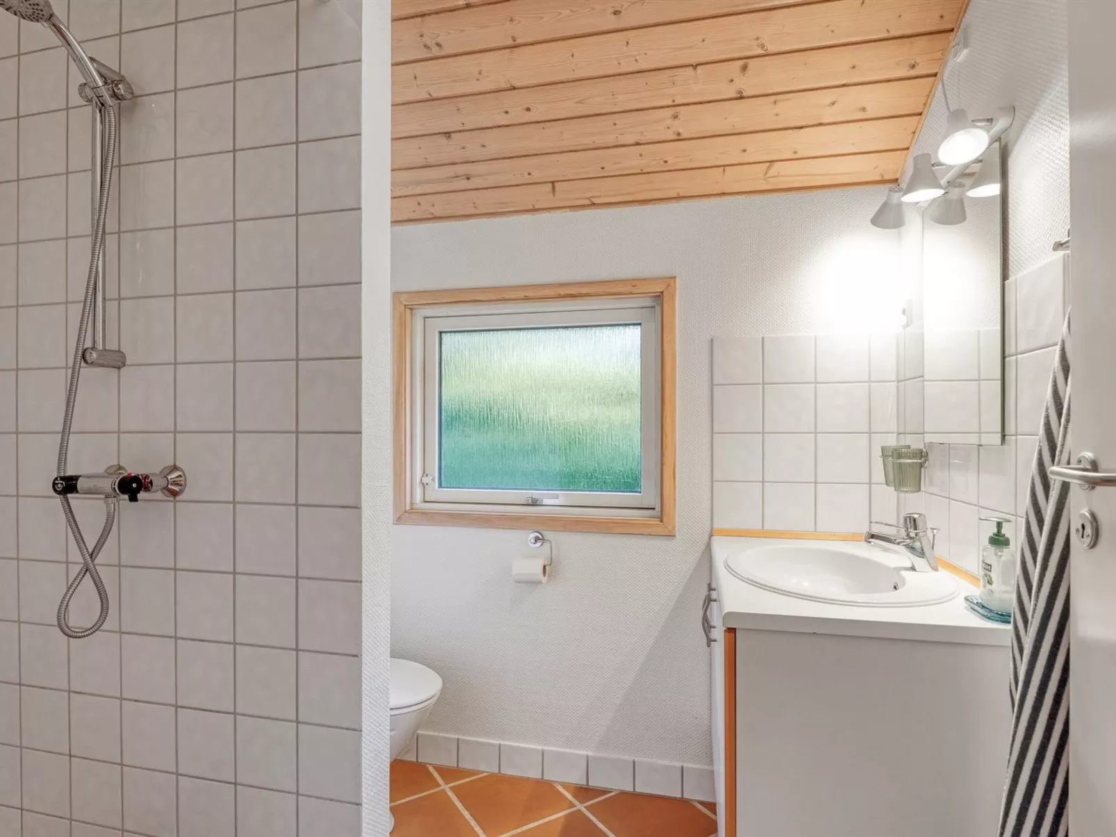 "Hollie" - 75m from the sea-Drinnen