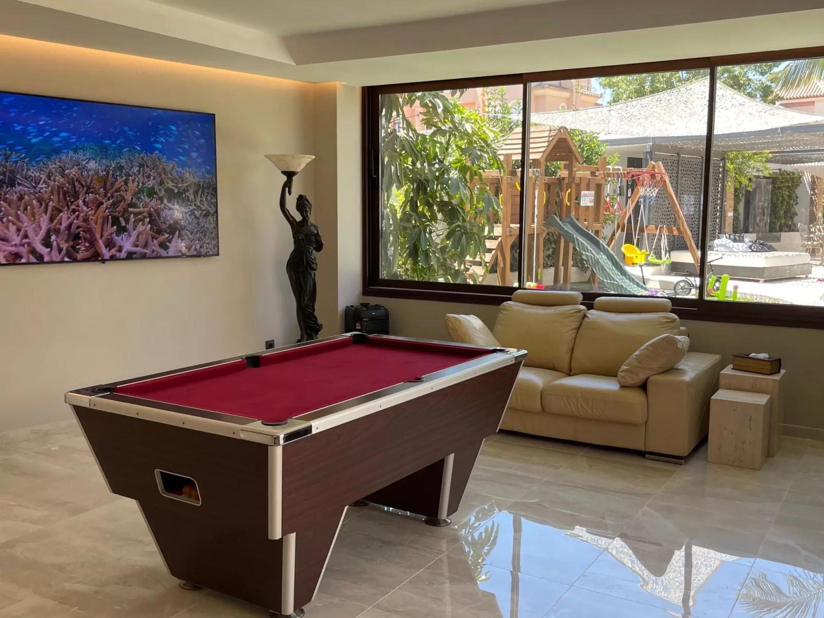 In der Nähe des Strandes, beheiztes Schwimmbad, Spielraum, Spielzimmer, etc - Drinnen