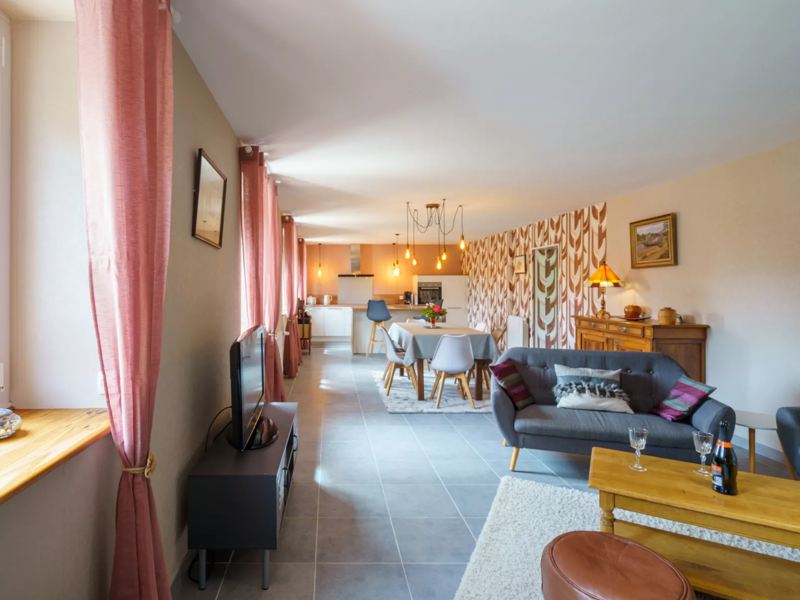 Les Volets Rouges - Drinnen