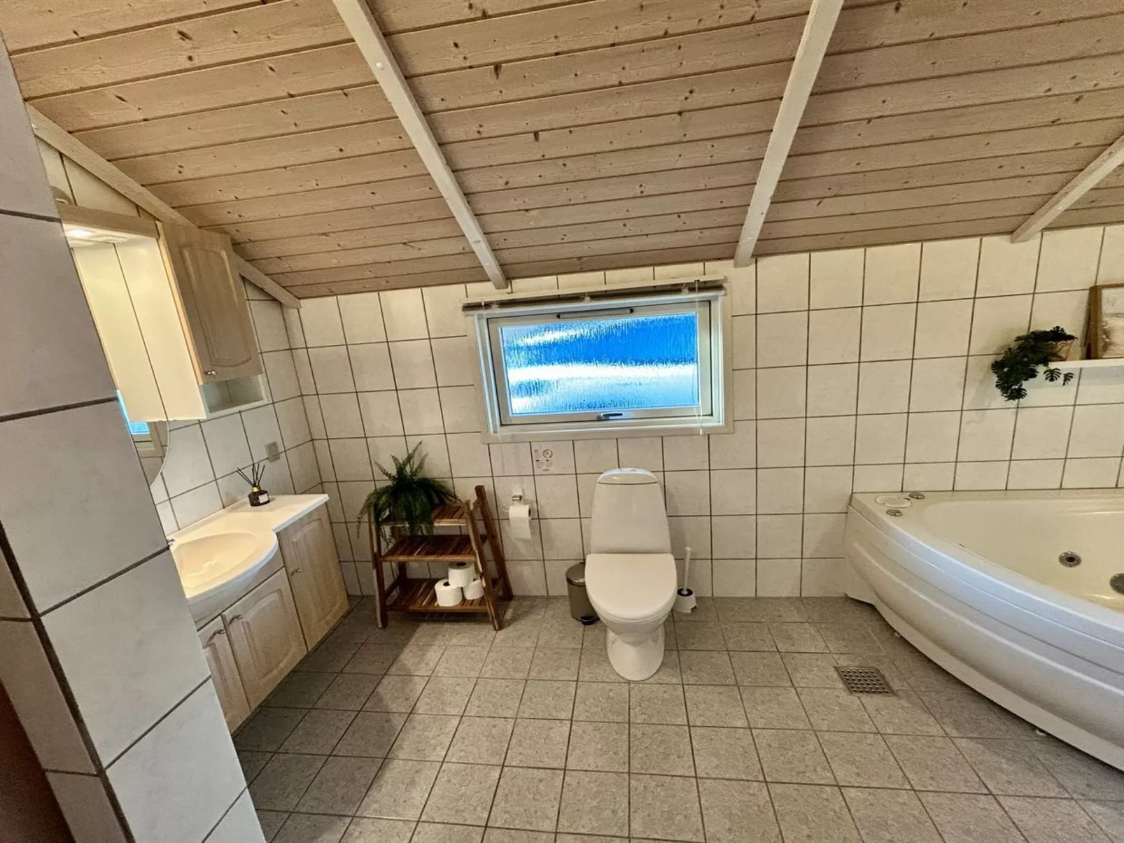 "Kalli" - 350m to the fjord-Drinnen