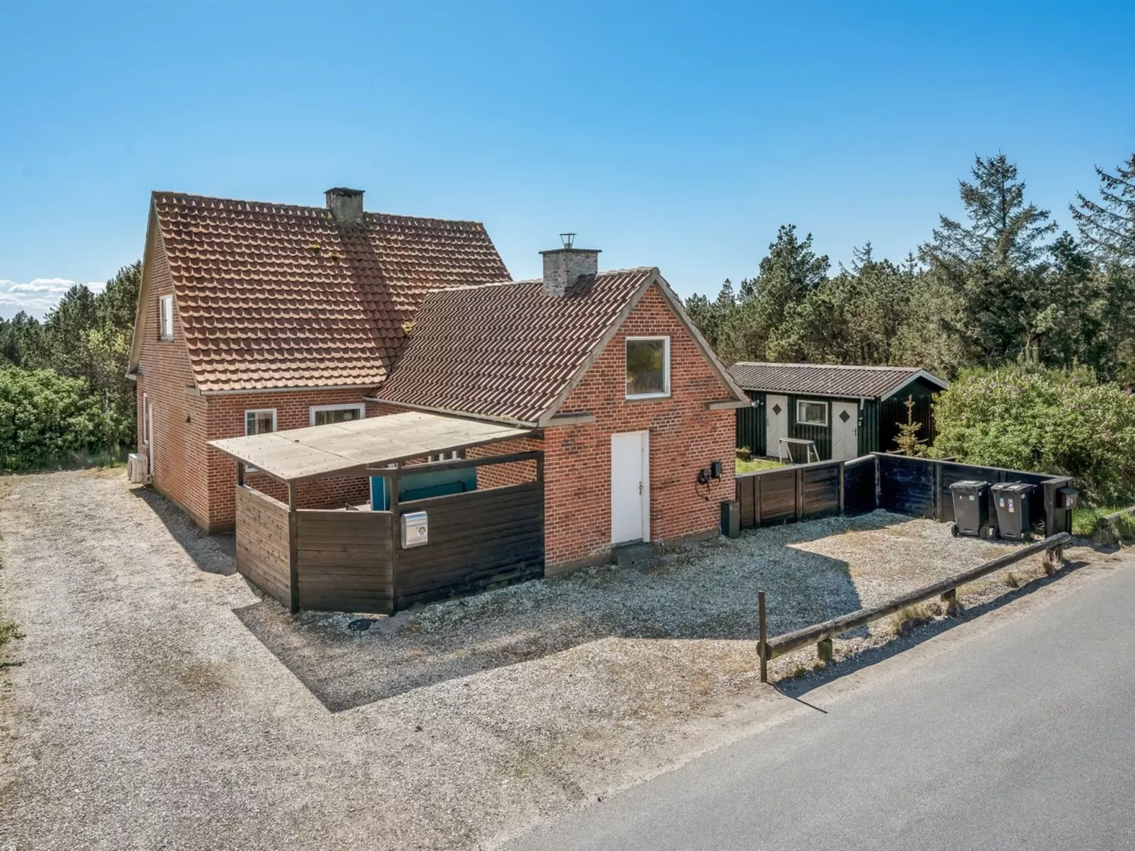 "Vappu" - 400m to the fjord-Outside