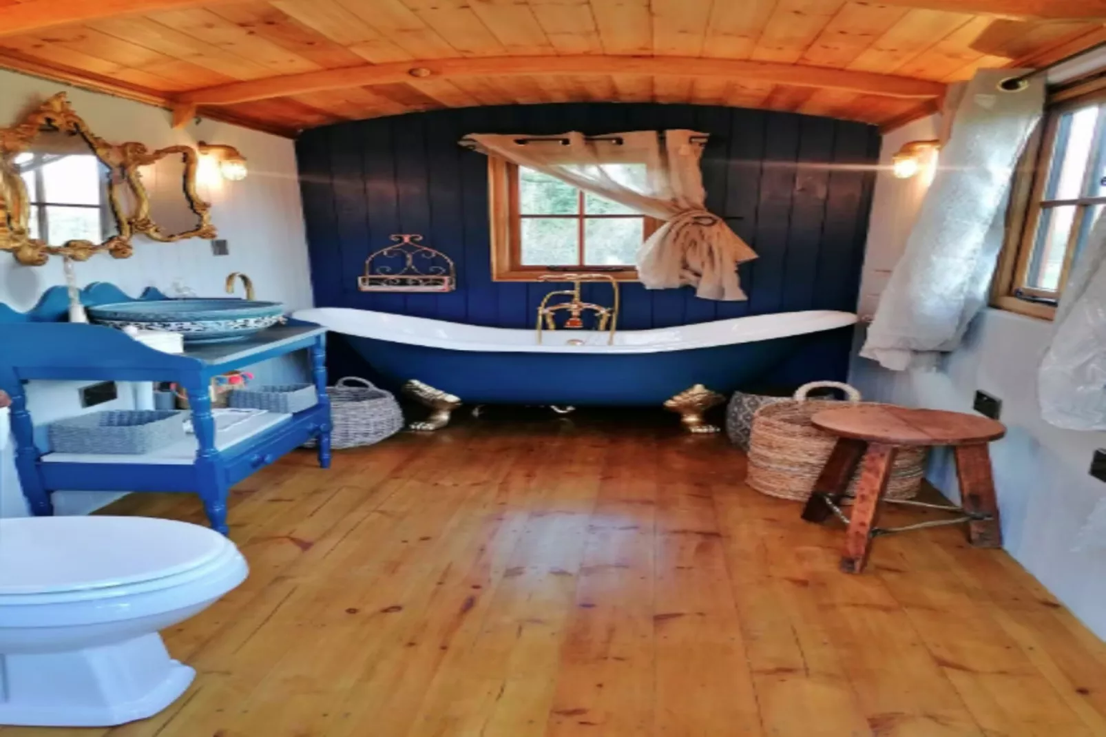 Shepherd's Hut at Hilltop Farm-Bathroom