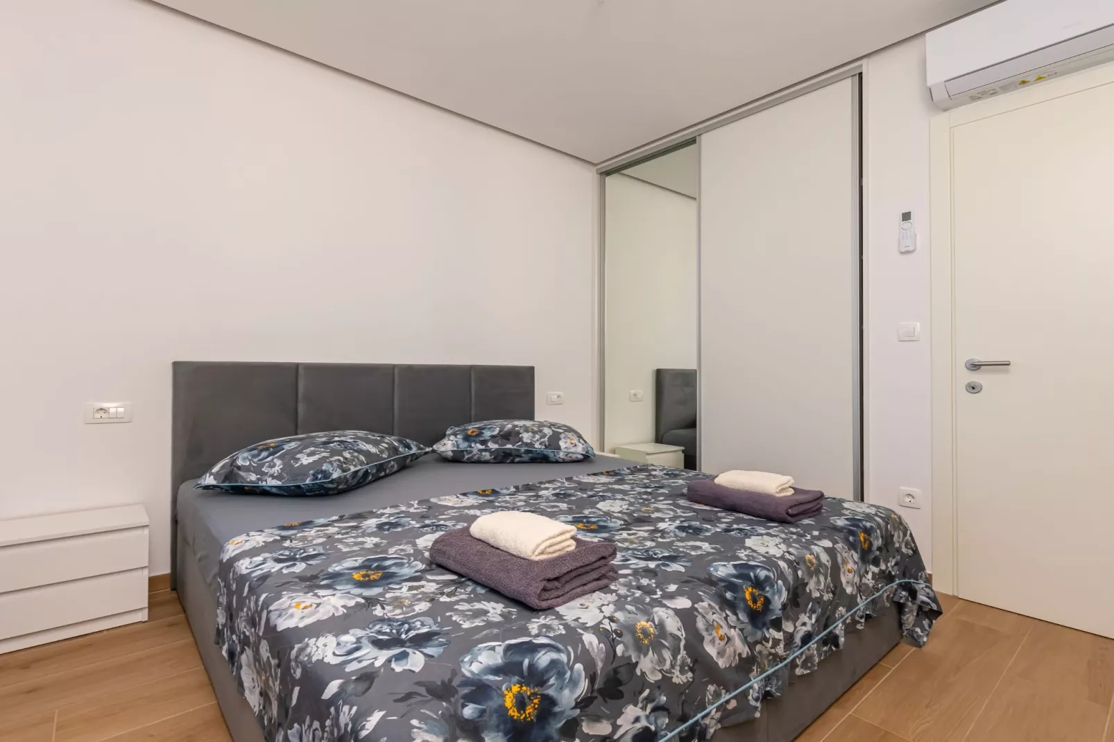 Apartments Hope (Dugi Rat) - Three-Bedroom Apartment with Jacuzzi  (Stanko) - Bedroom