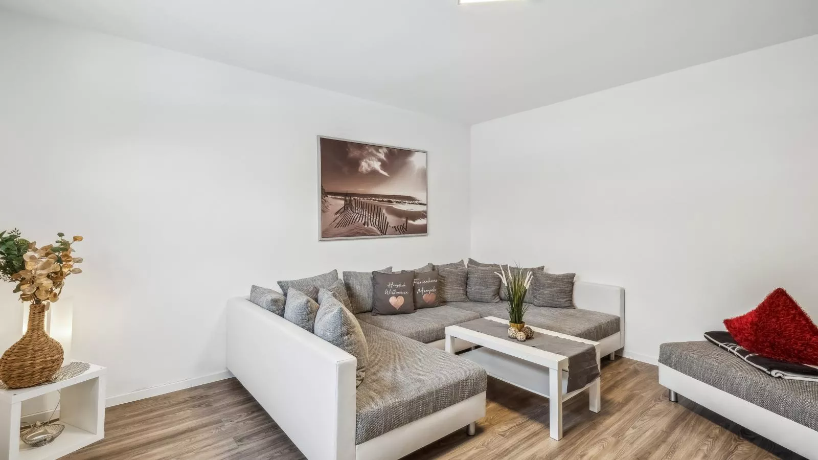 Mompels - Living room