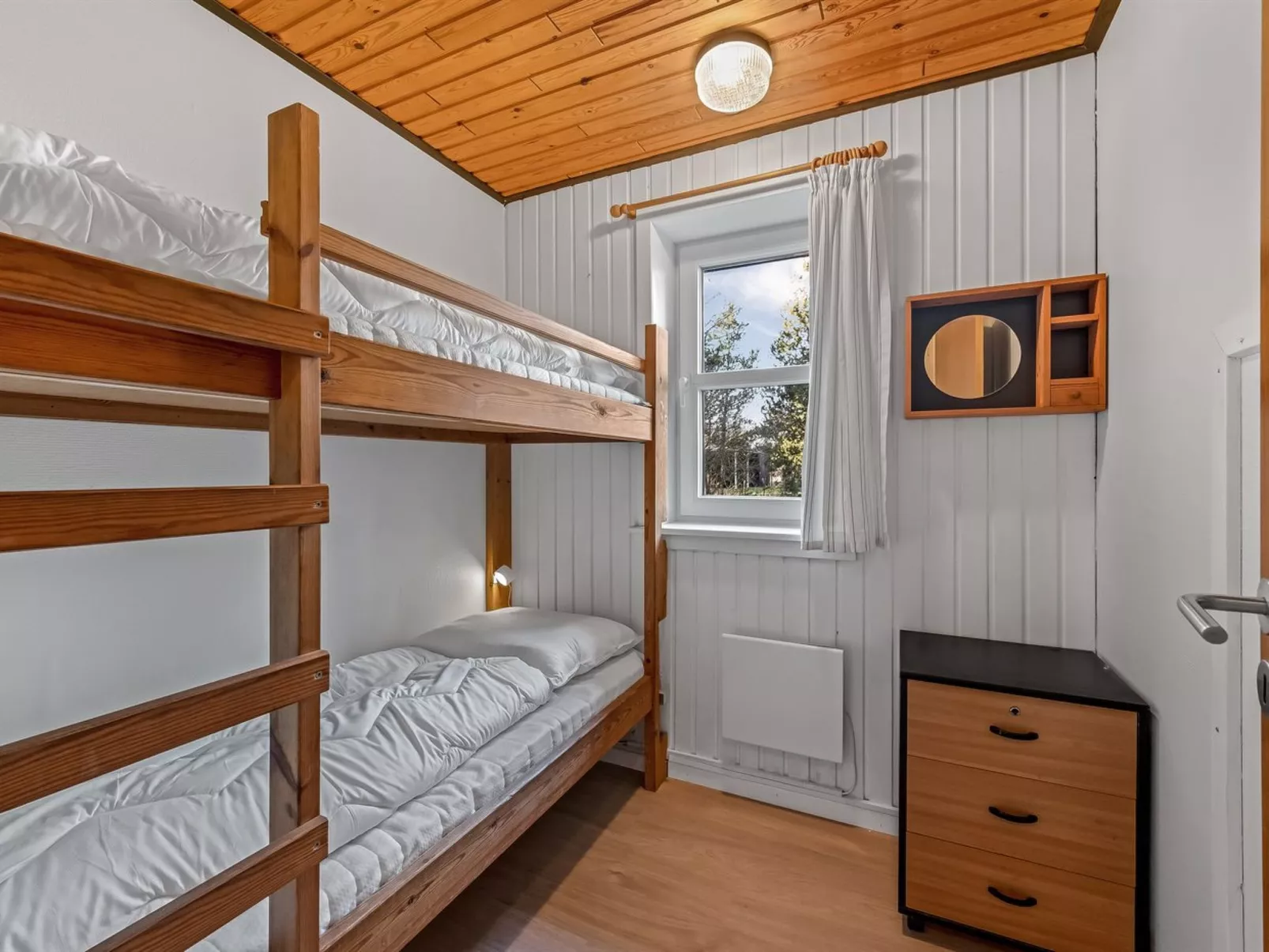 "Åsemarie" - 500m to the fjord-Drinnen