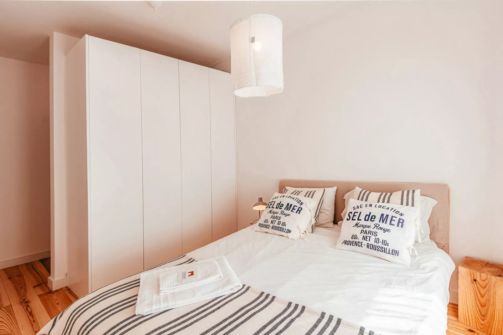 Modern & Charming Alges by GT House-Schlafzimmer