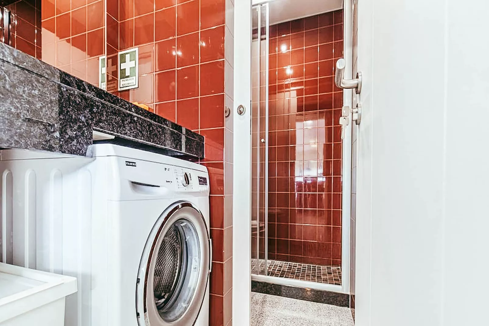 Trendy Apartment River View By Gthouse - Badezimmer