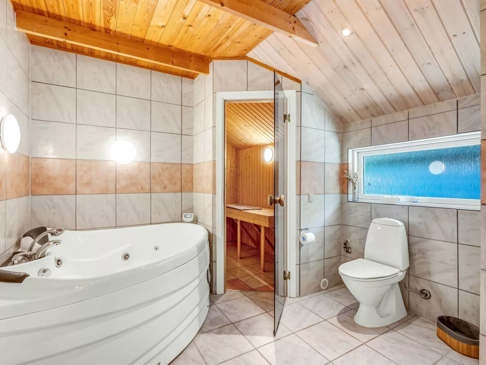 "Iorund" - 10km from the sea-Dedans