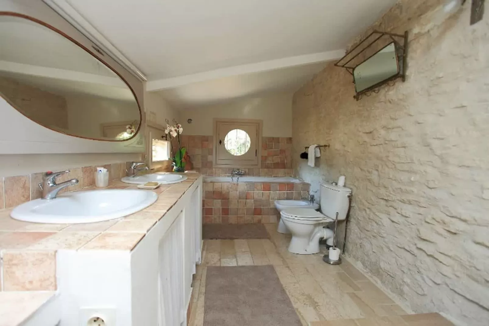 Maison authentique au coeur des garrigues Luberon-Bathroom