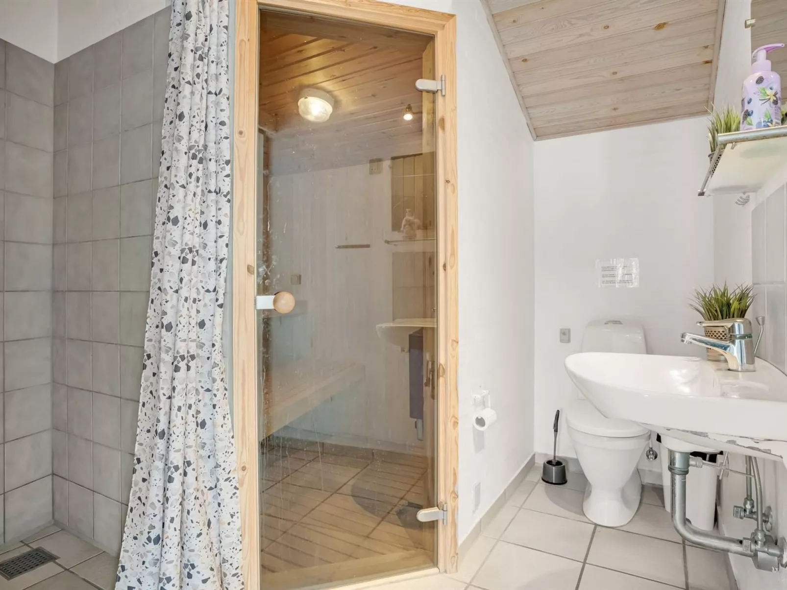 "Nimrod" - 70m from the sea-Dedans