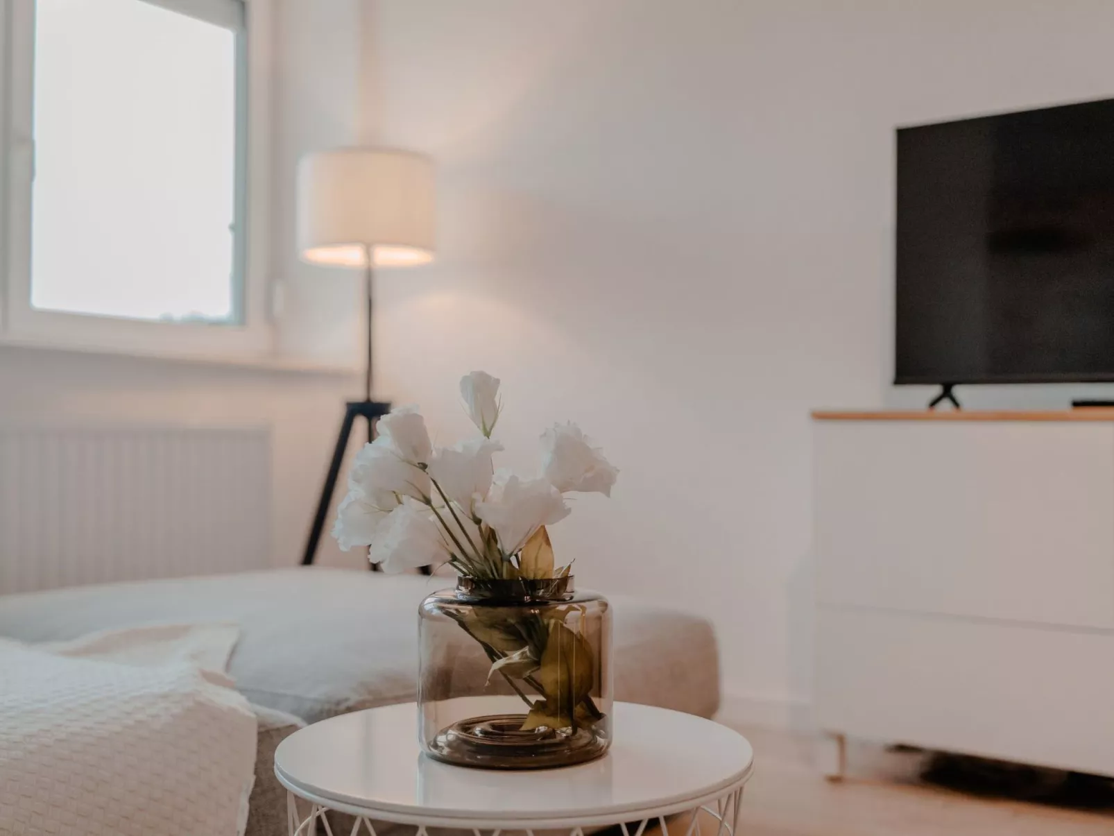 Apartment mit Küche, Arbeitsplatz und xxl Sofa - Image-tags.info