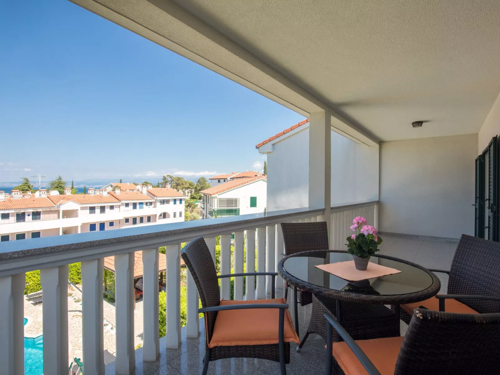 "Ore" mit privatem Pool - Image-tags.info