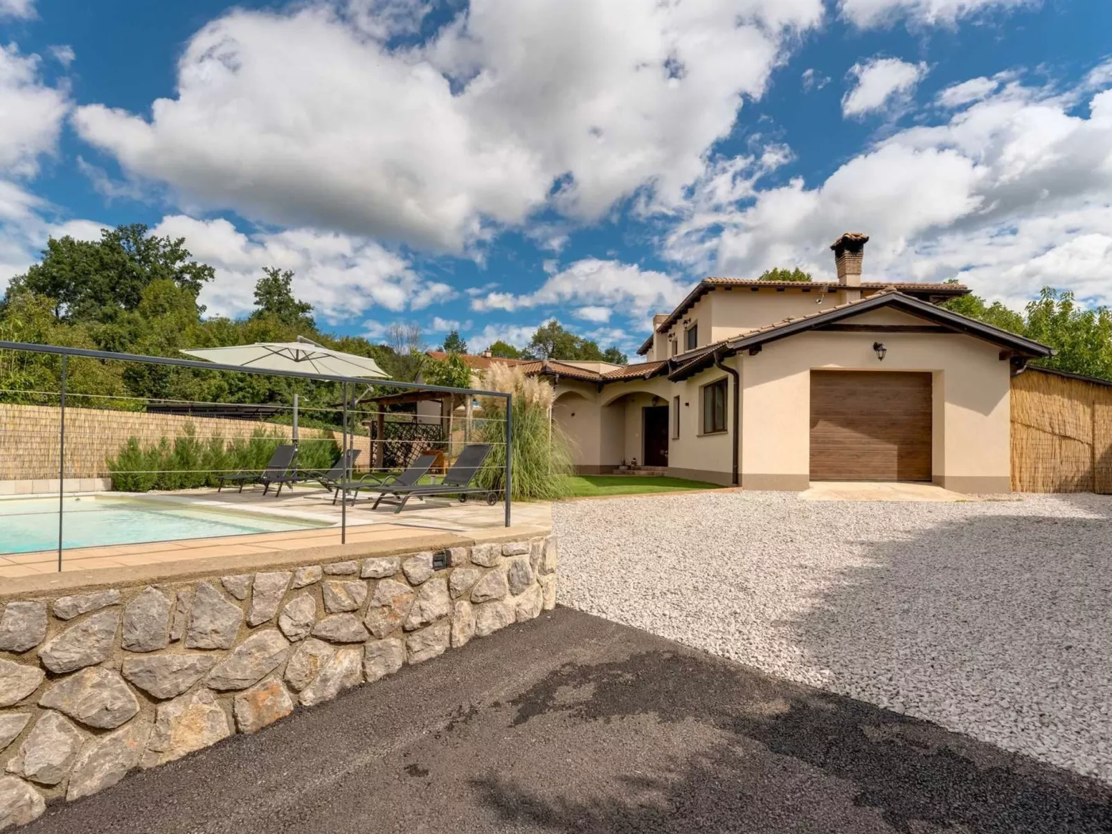 Ferienvilla mit Pool, ruhige Aria - Image-tags.info