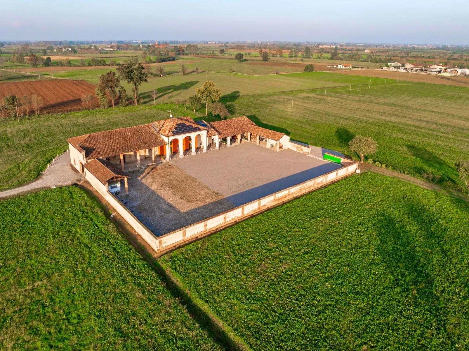 Zweizimmerwohnung mit zwei Einzelbetten und Schlafsofa - Image-tags.info