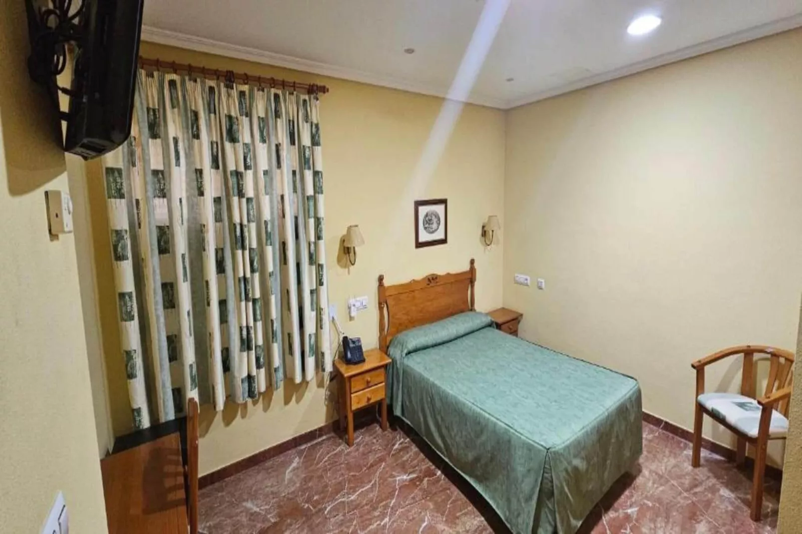 Single Room - Schlafzimmer